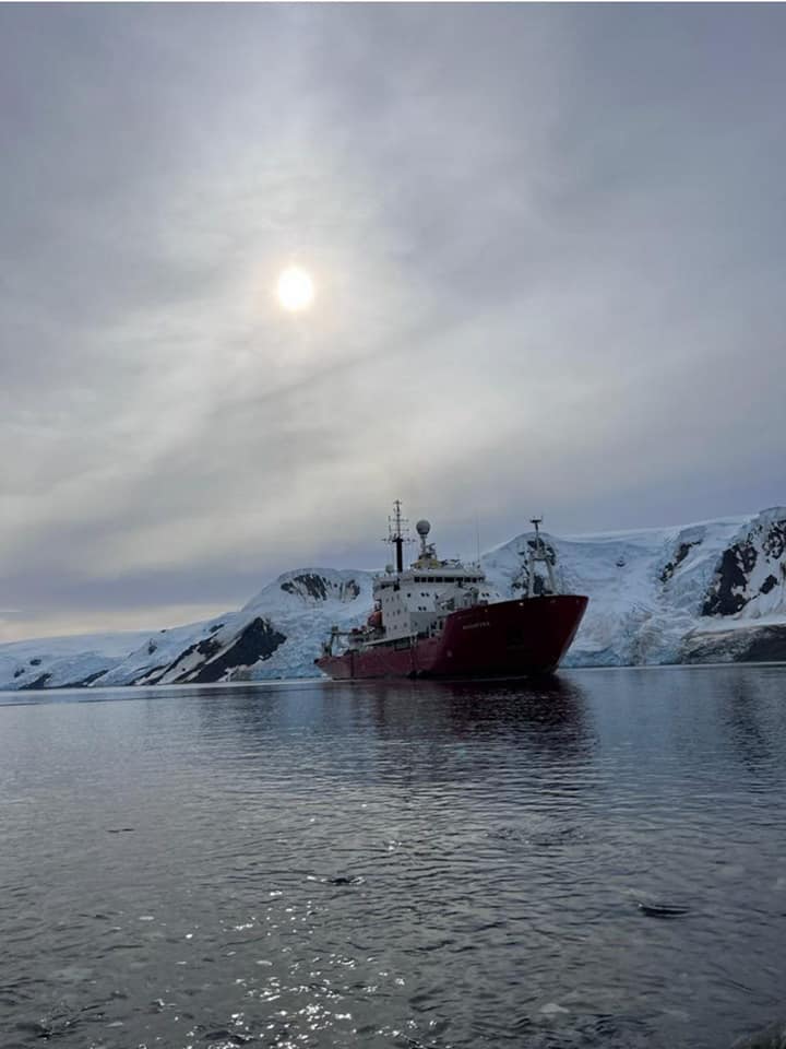 Український криголам прибув до станції Вернадського: полярники показали неймовірні фото