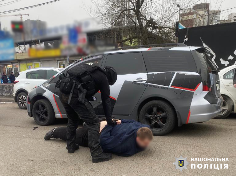 У Києві фейковий "коп" займався здирством: як діяв шахрай