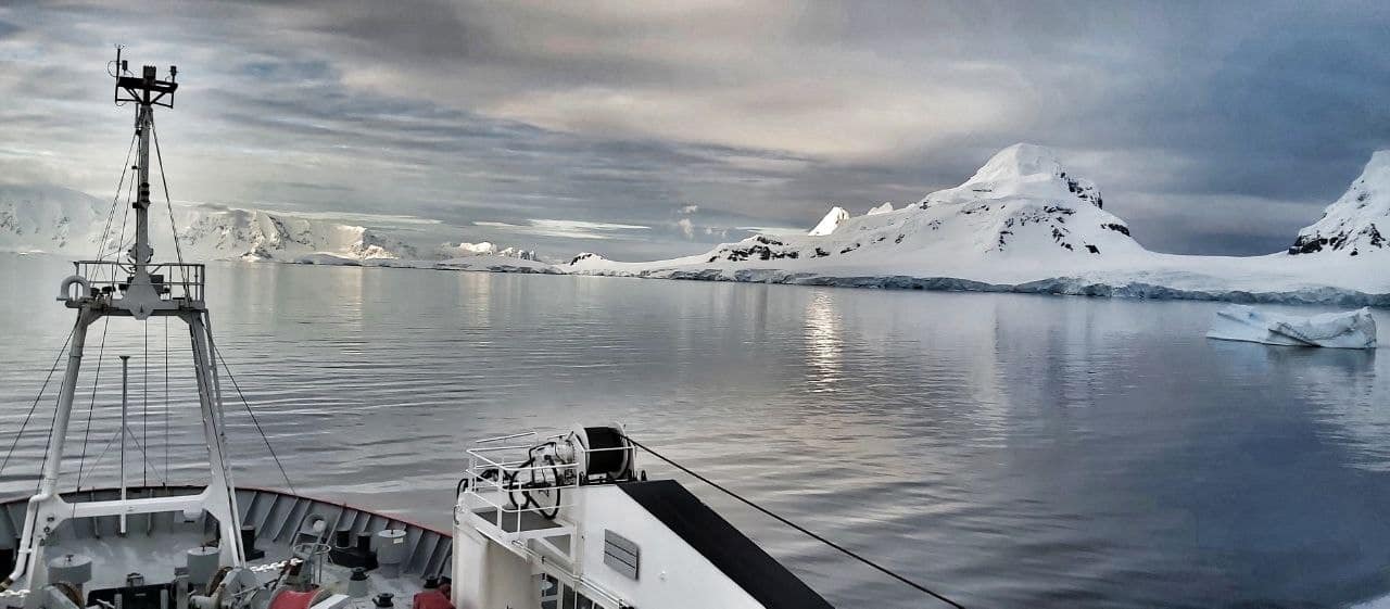 Український криголам прибув до станції Вернадського: полярники показали неймовірні фото