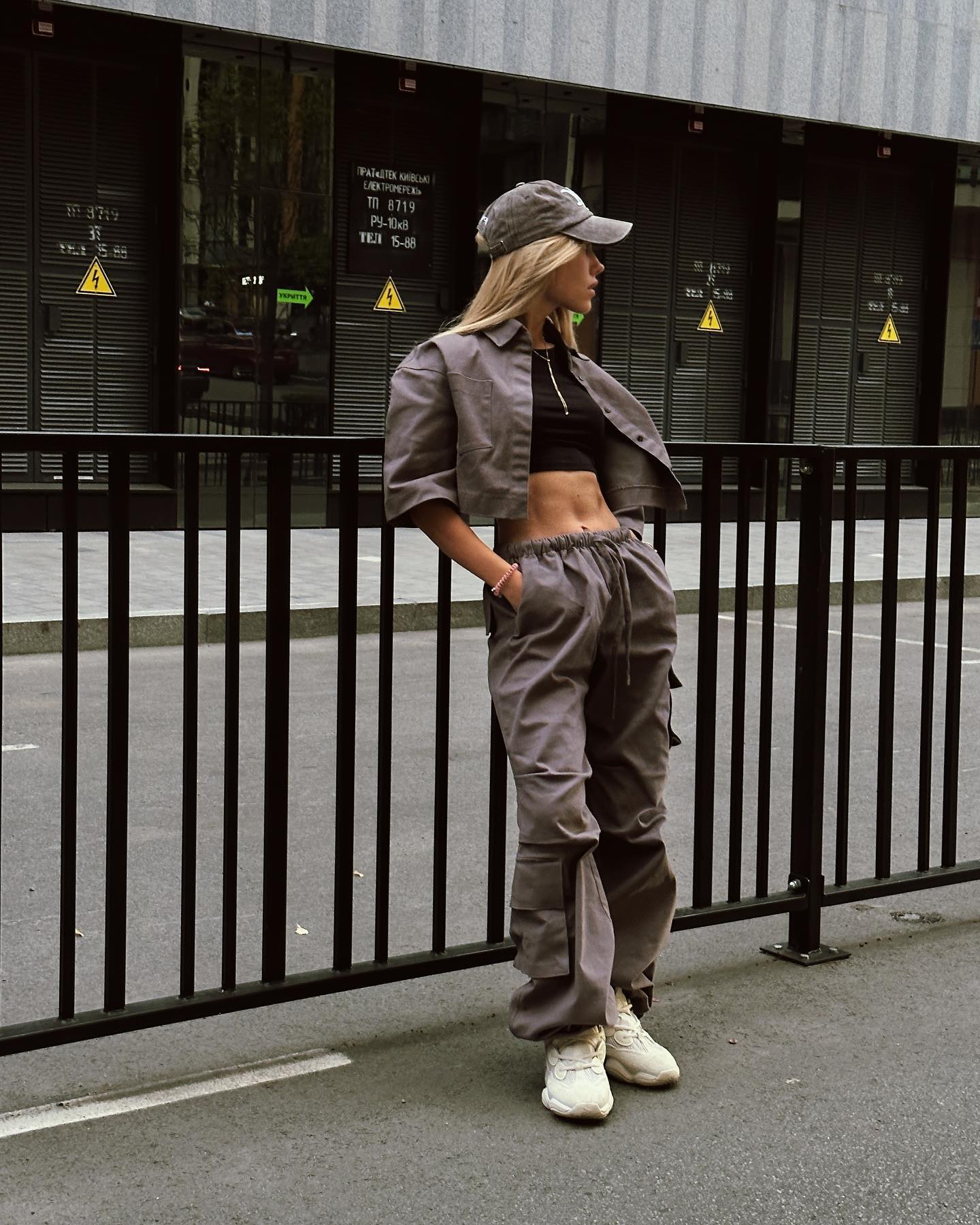 Як називаються штани з кишенями по боках, які стали трендом: приклад від Наді Дорофєєвої