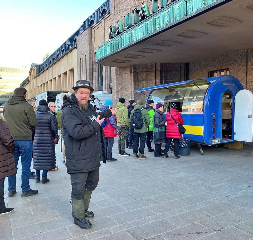 Финский актер закрыл бизнесы в РФ и продает в Хельсинки борщ с пирогами, чтобы помочь Украине