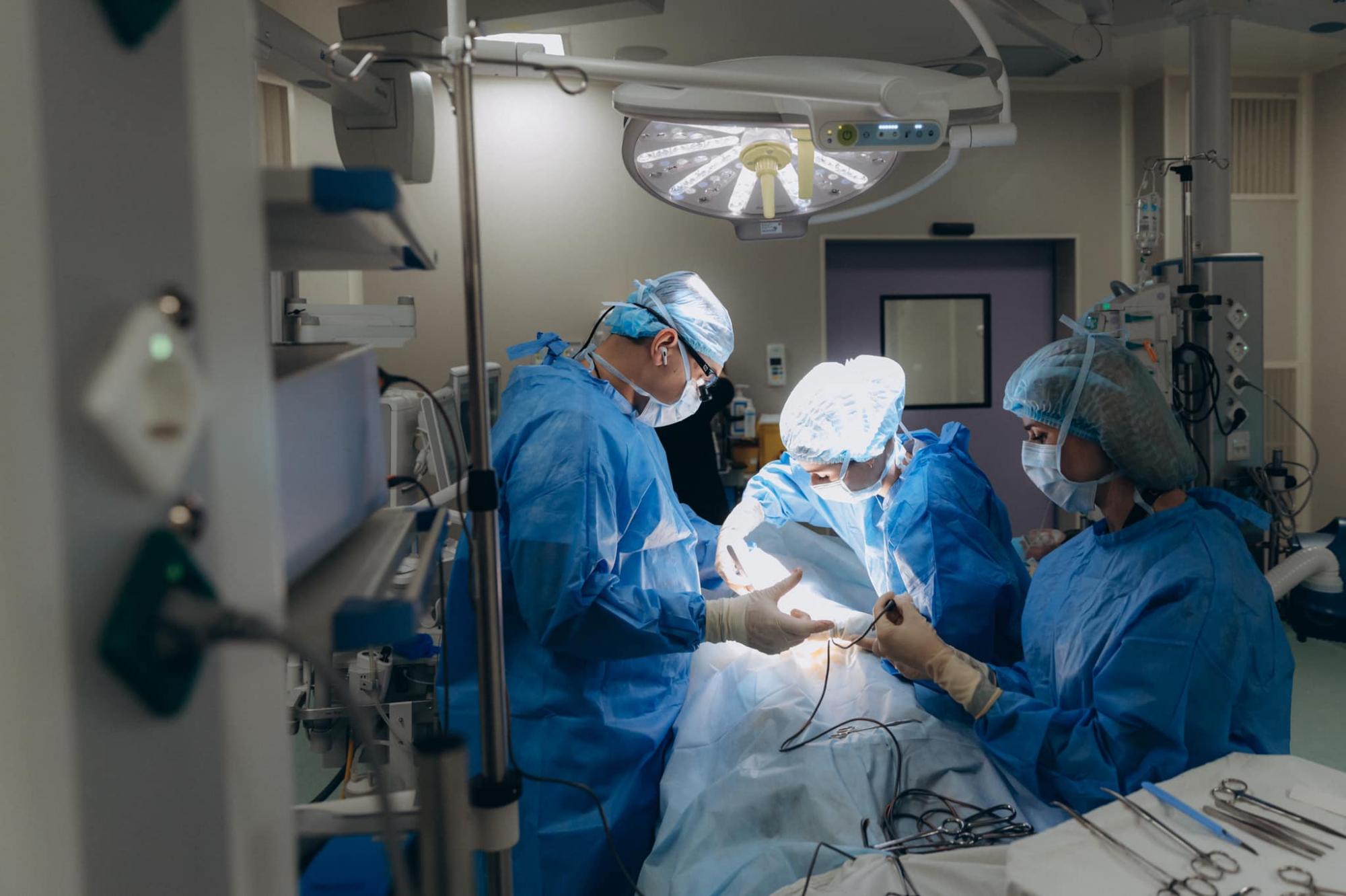 Один випадок на 50 тисяч: у Києві прооперували хлопчика з дуже тяжкою патологією