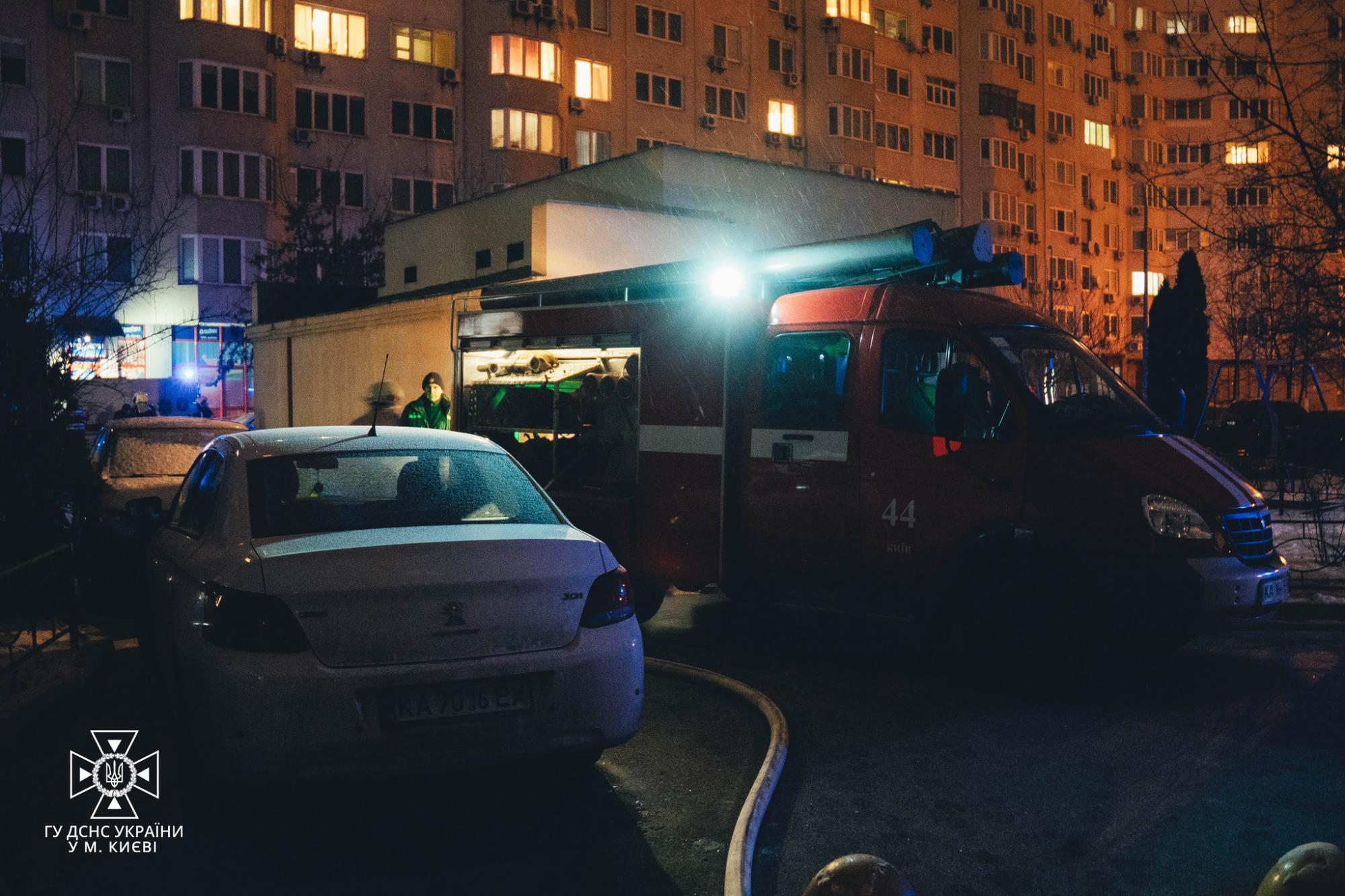 Не смогли применить автолестницу: в Киеве припаркованные машины мешали быстро потушить пожар