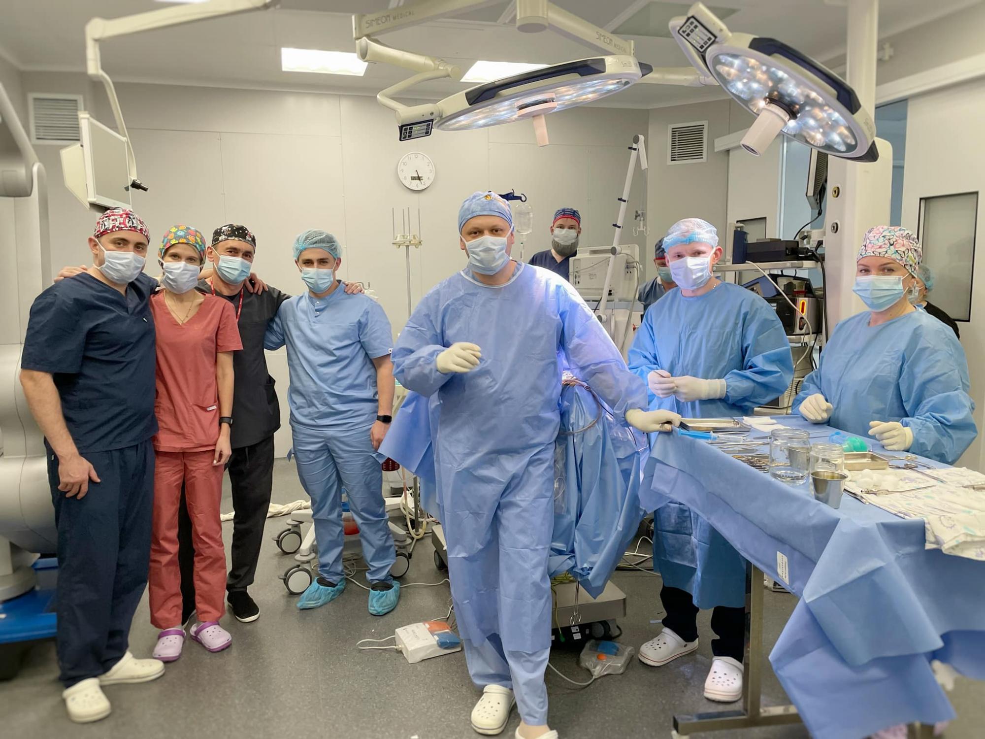 Операция во время обстреле и без света: во Львове в экстремальных условиях спасали ребенку жизнь