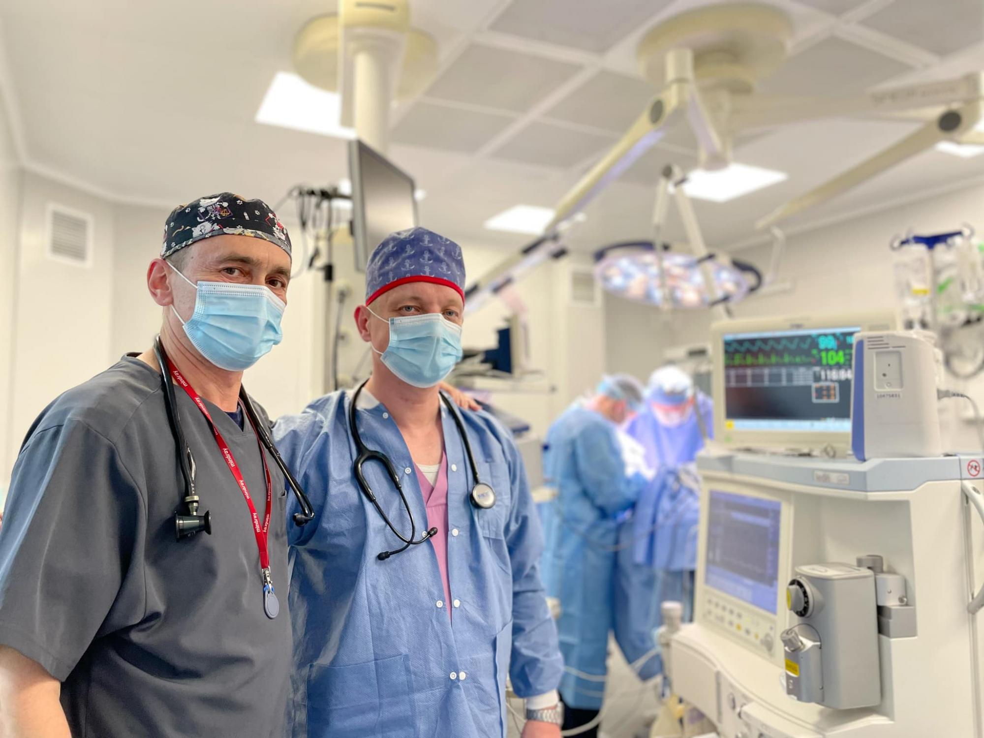 Операция во время обстреле и без света: во Львове в экстремальных условиях спасали ребенку жизнь