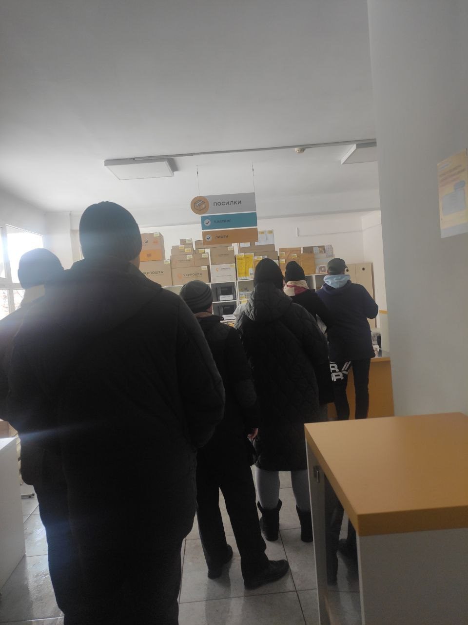 "Мали бути Філіпс, а дають о-Срам": у Тернополі Укрпошта видає не ті LED-лампи (фото)