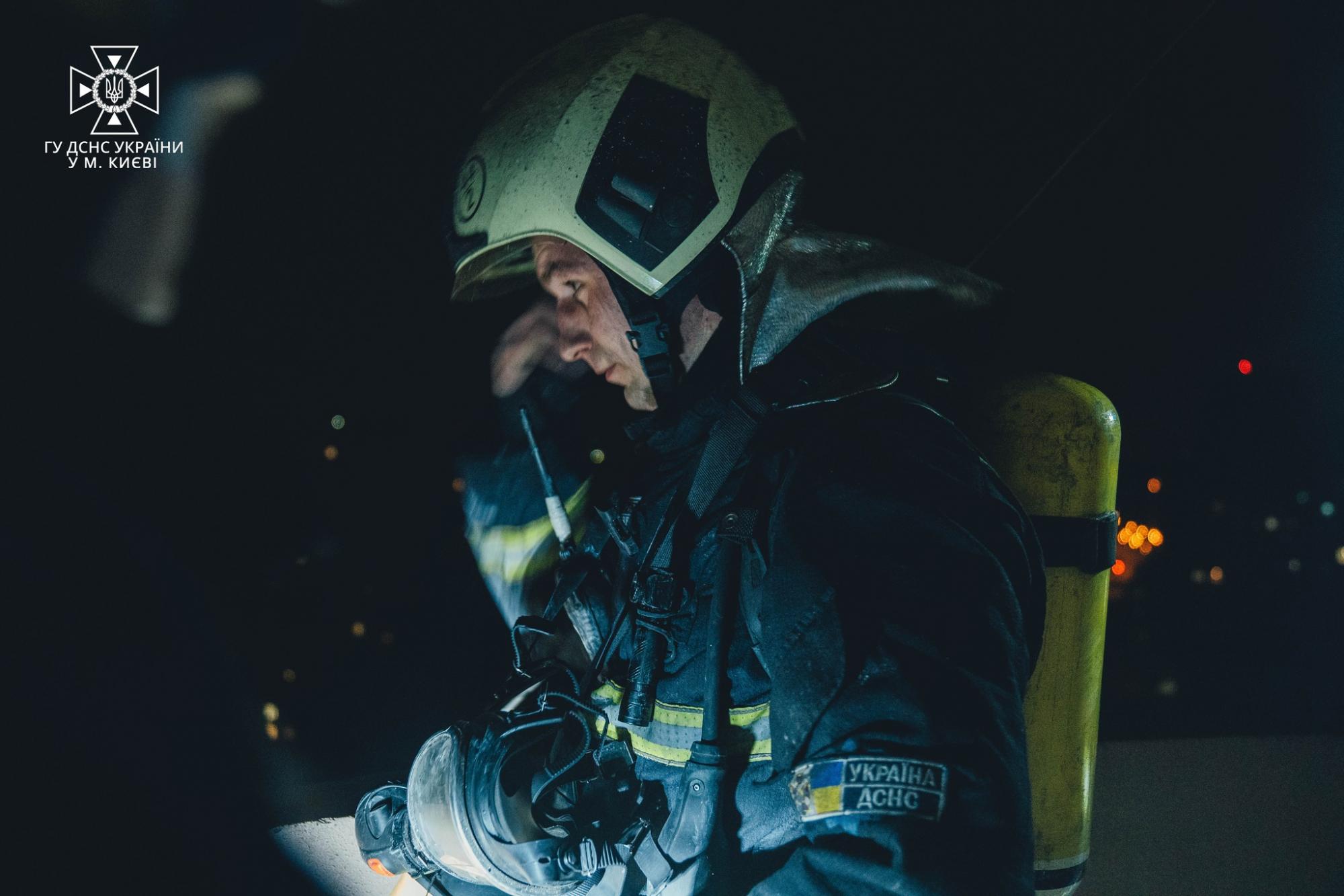 Не смогли применить автолестницу: в Киеве припаркованные машины мешали быстро потушить пожар