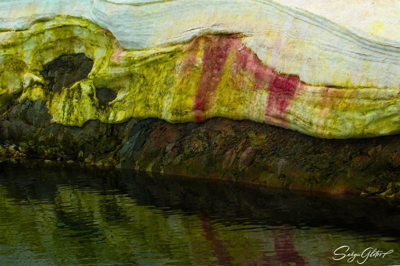 Сніг навколо полярної станції "Вернадський" став рожевим: фантастичні фото