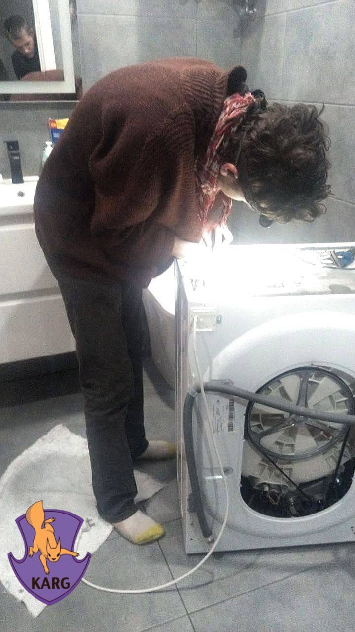 У Києві знайшли змію у пральній машині: зоорятувальники показали фото