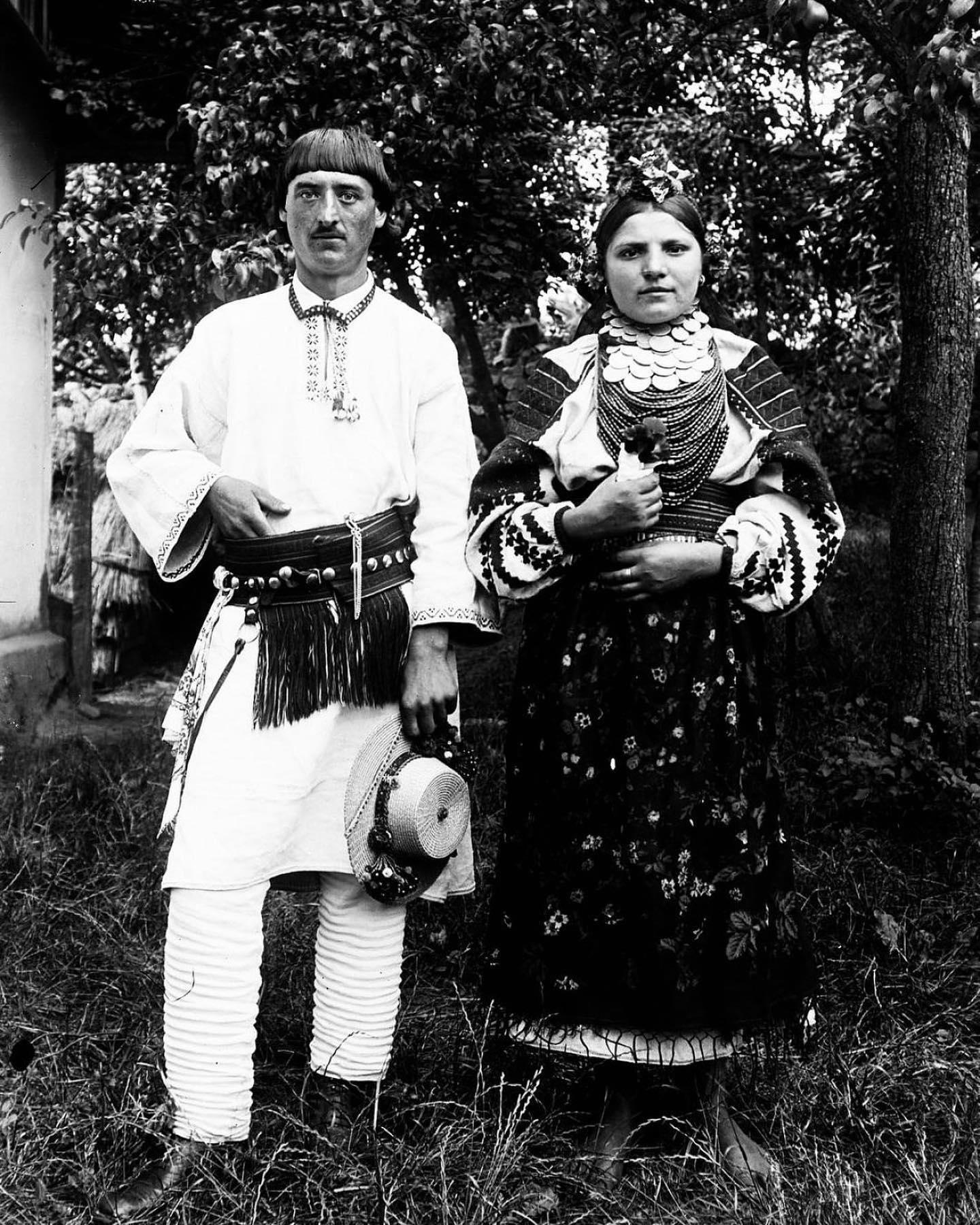 Ось у якому вбранні одружувались українці на початку ХХ століття: 15 весільних фото