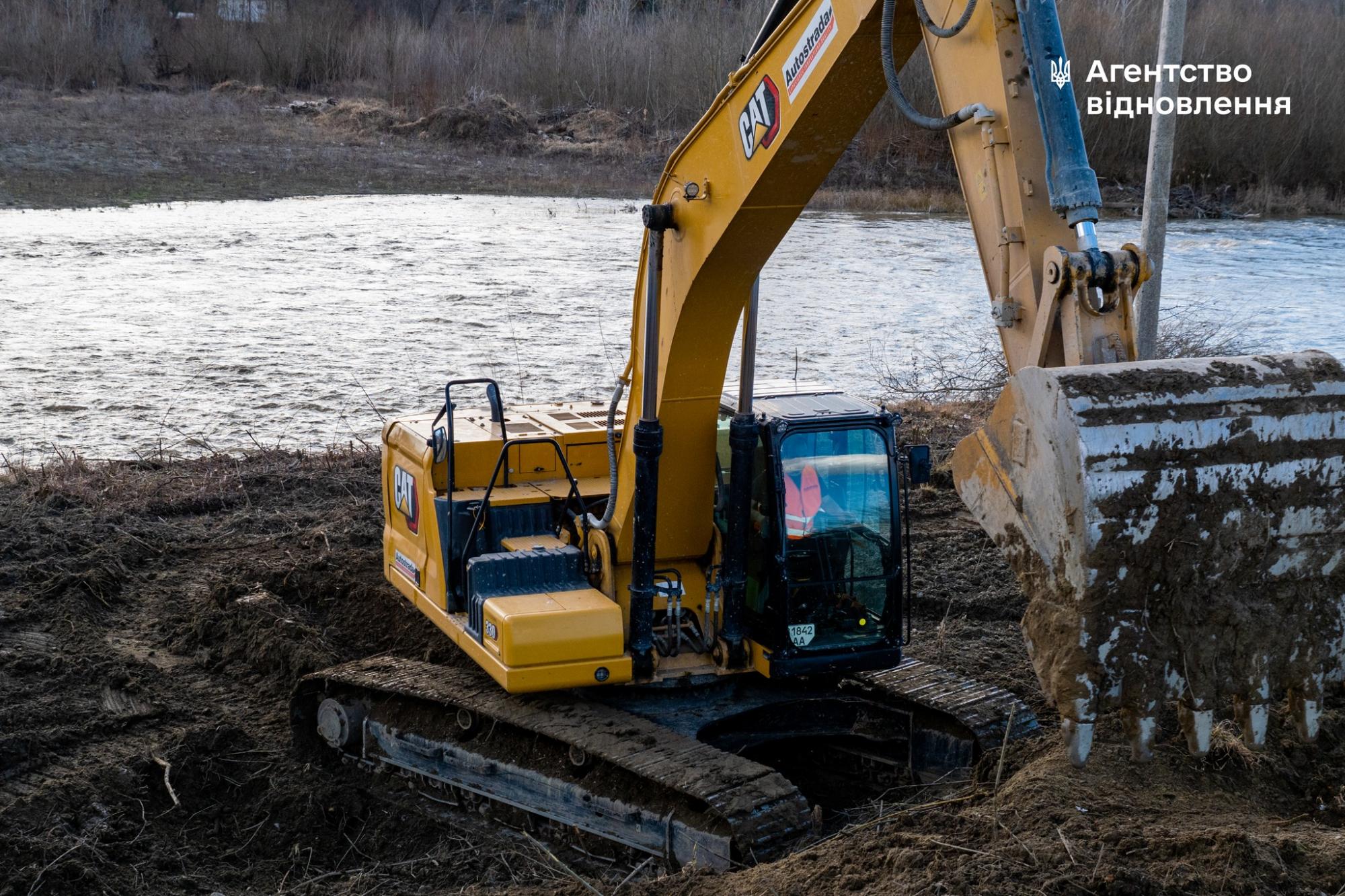 З'єднає Україну та Румунію. Дорожники почали встановлювати перший міст від Норвегії