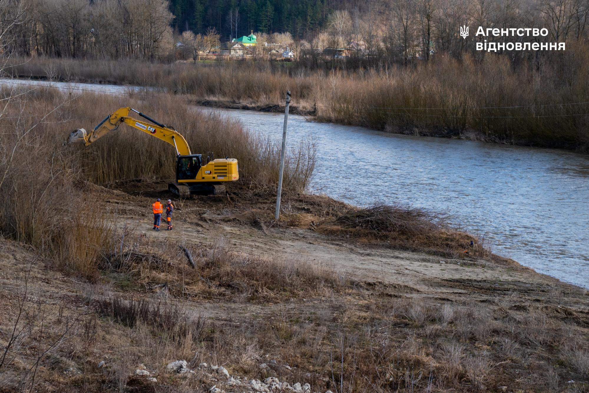 З'єднає Україну та Румунію. Дорожники почали встановлювати перший міст від Норвегії