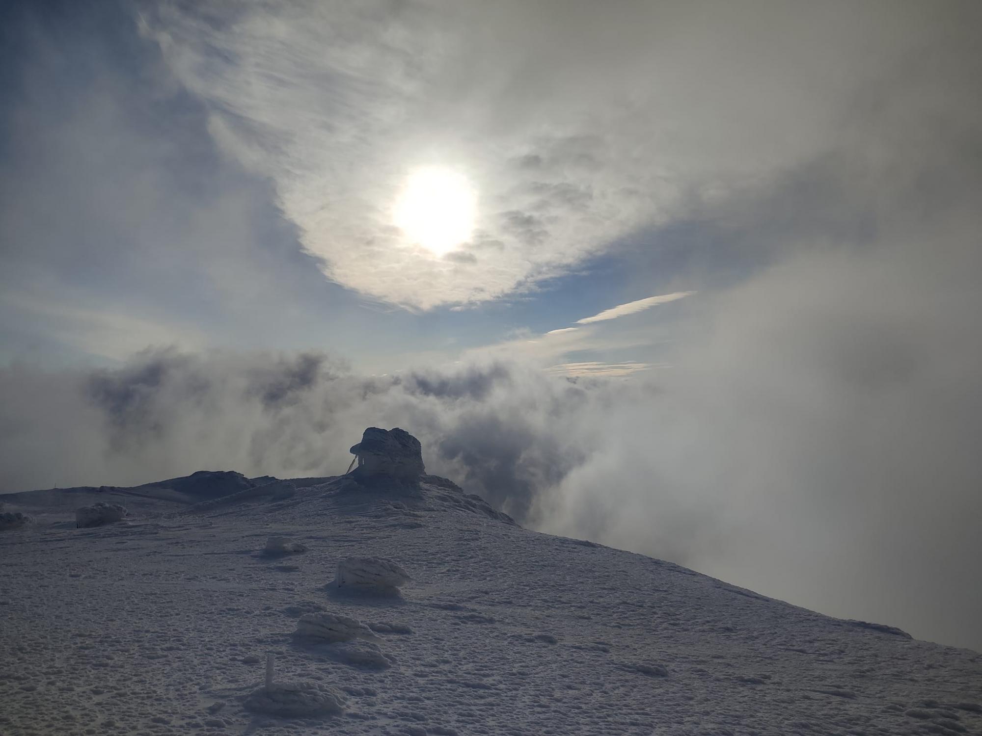 Невероятные фото заснеженных Карпат после 5 дней шторма: дух захватывает!