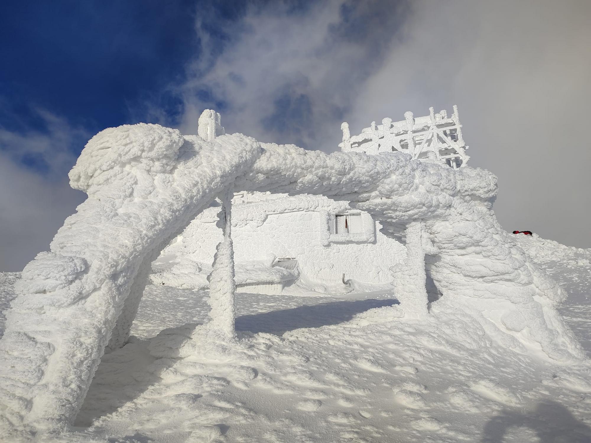 Невероятные фото заснеженных Карпат после 5 дней шторма: дух захватывает!