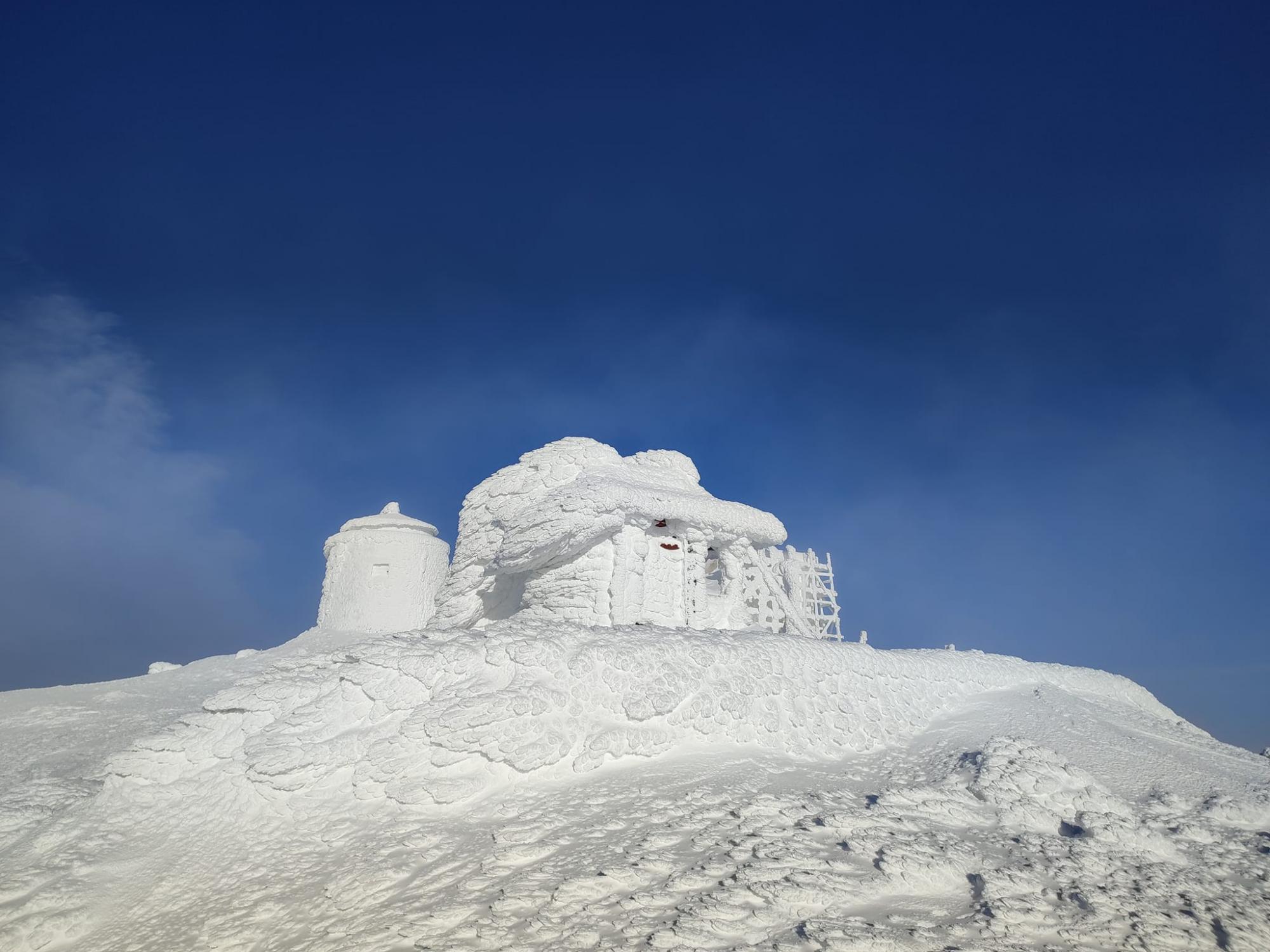 Невероятные фото заснеженных Карпат после 5 дней шторма: дух захватывает!
