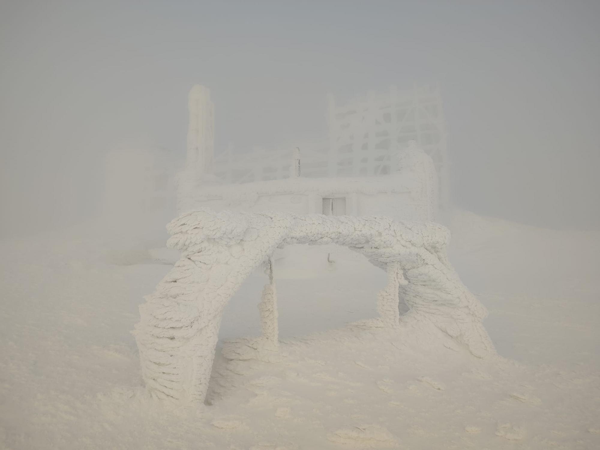Невероятные фото заснеженных Карпат после 5 дней шторма: дух захватывает!
