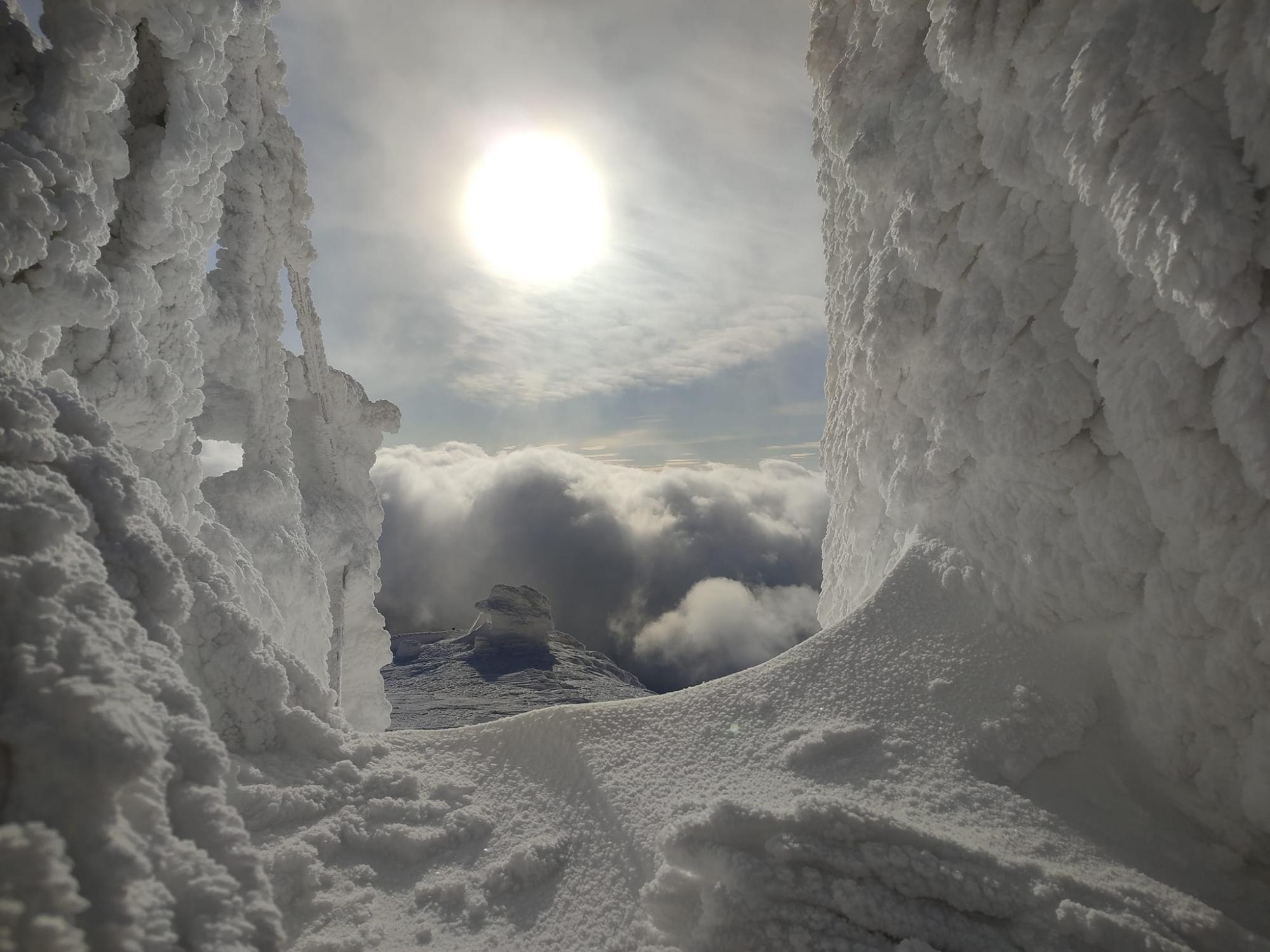 Невероятные фото заснеженных Карпат после 5 дней шторма: дух захватывает!