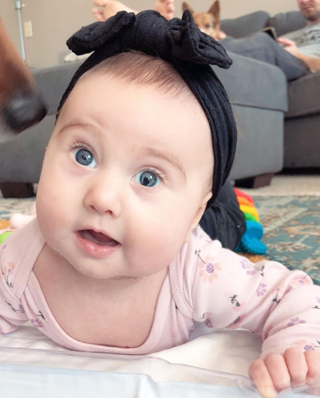 Вот как выглядят люди с генетическим дефектом глаз, который делает взгляд "змеиным"