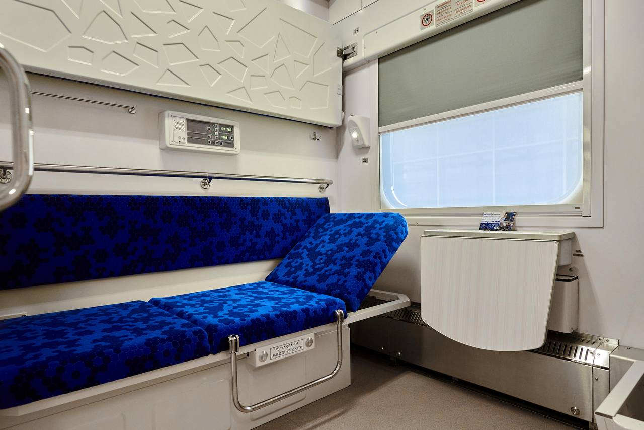 Укрзалізниця показала нові інклюзивні вагони: можуть використовуватись як штабні (фото)