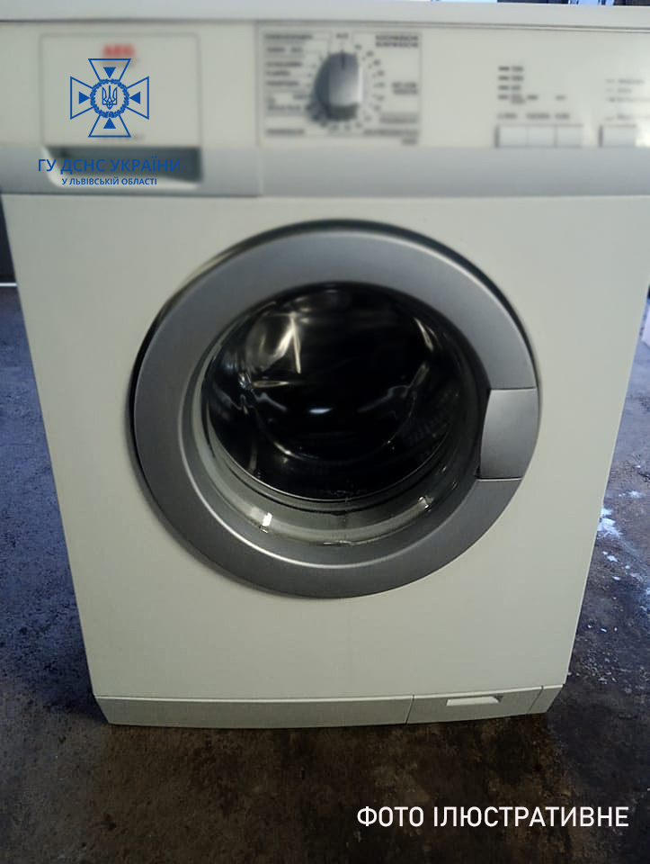 Під Львовом через пральну машину 6-річна дівчинка потрапила до лікарні: що сталось