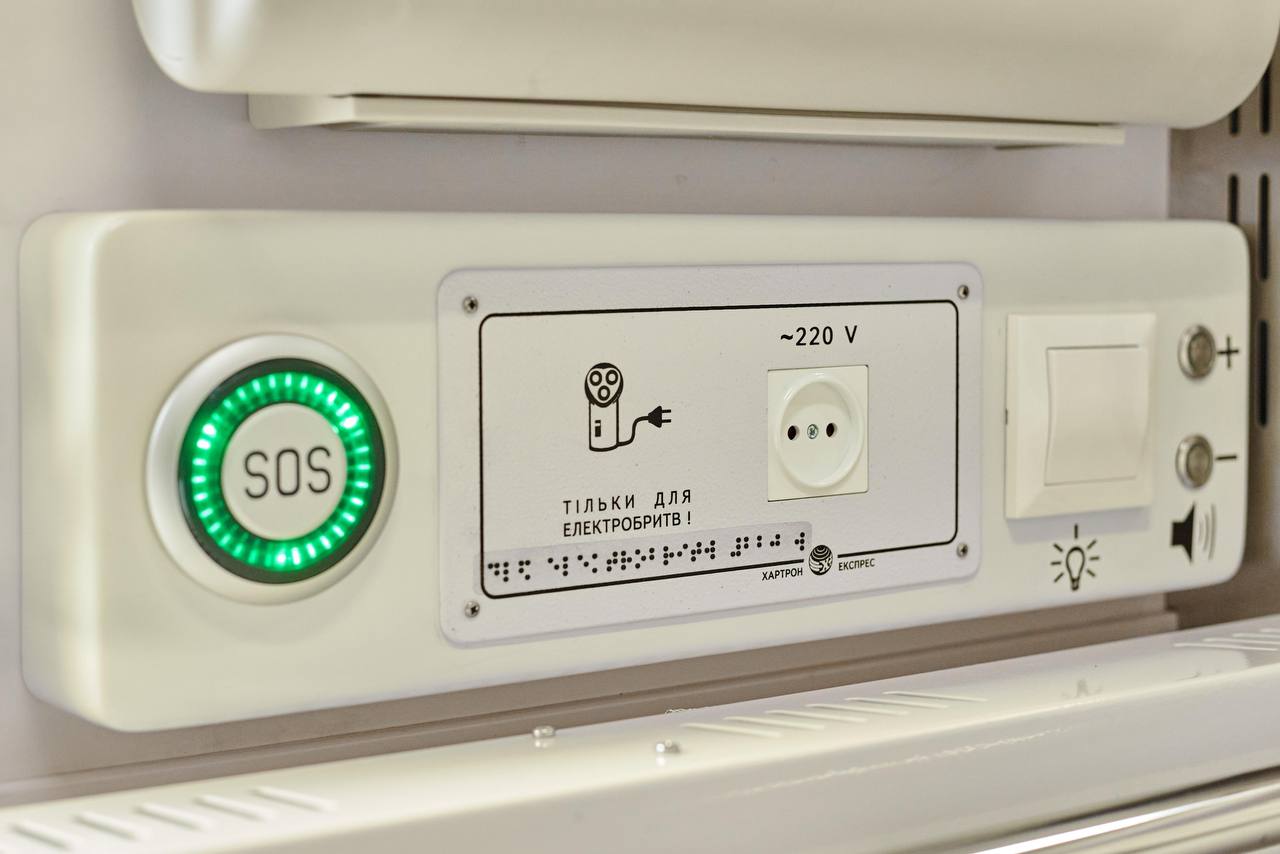 Укрзалізниця показала нові інклюзивні вагони: можуть використовуватись як штабні (фото)