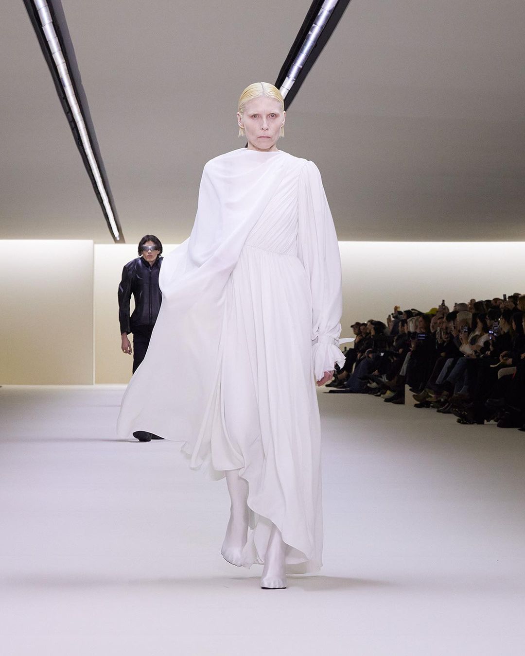 Balenciaga полностью изменила стиль: смотрите фото с секретного показа новой коллекции