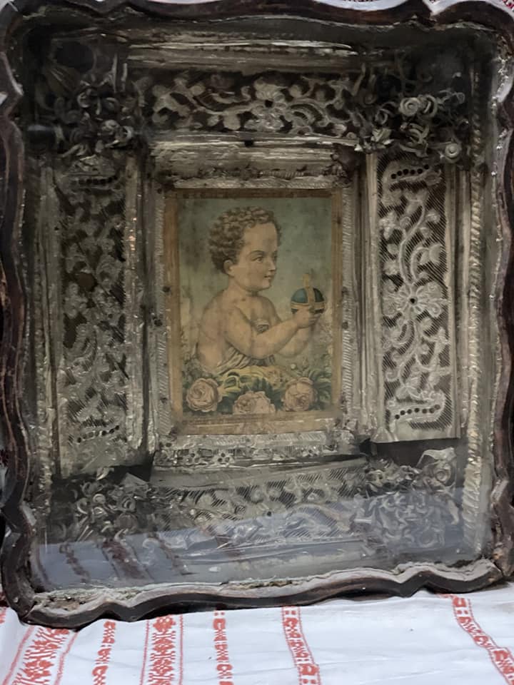 Військові знайшли під завалами у Бахмуті дивовижні старовинні ікони (фото)