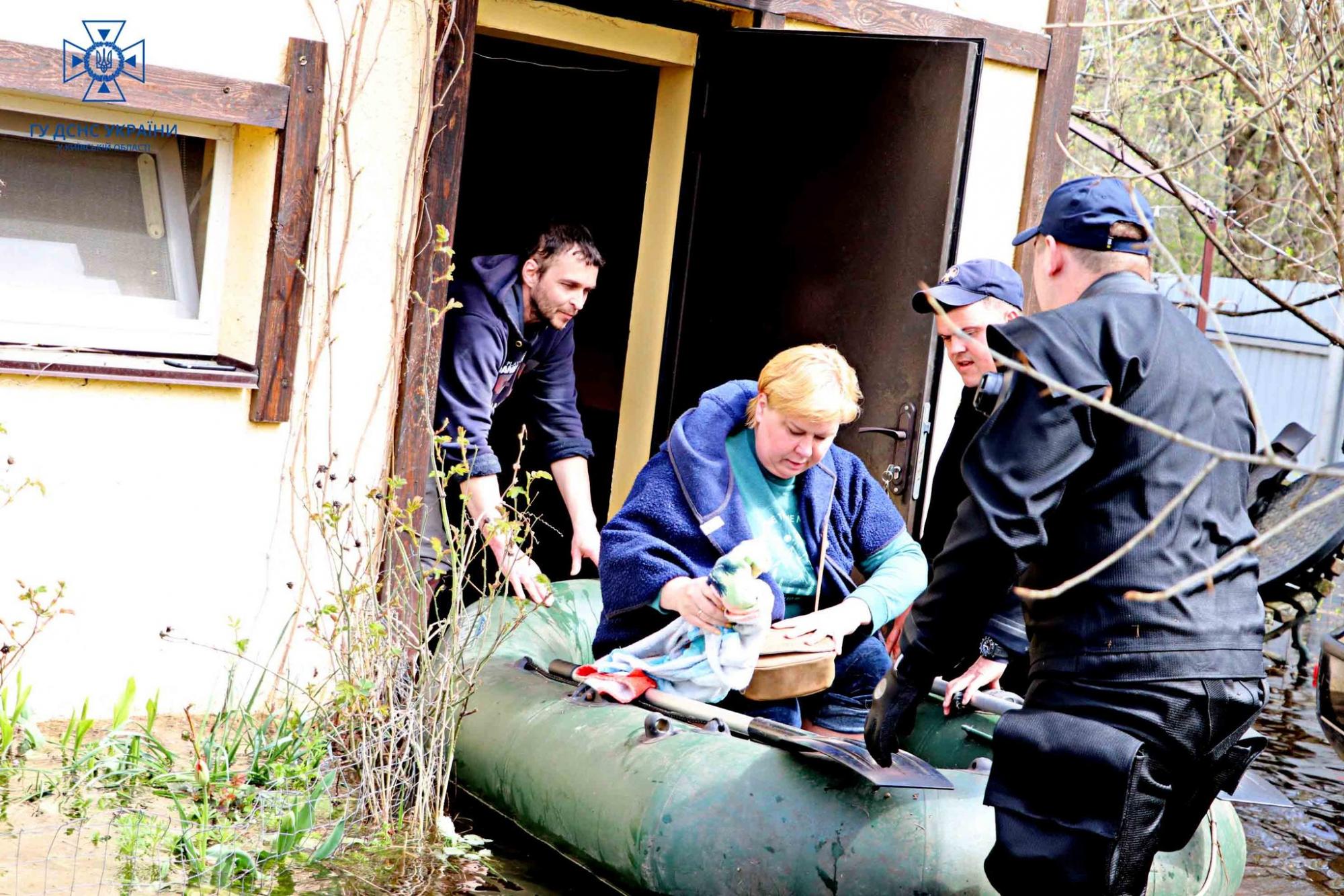 У ДСНС показали, як героїчно борються із наслідками "великої води" в Києві (фото та відео)