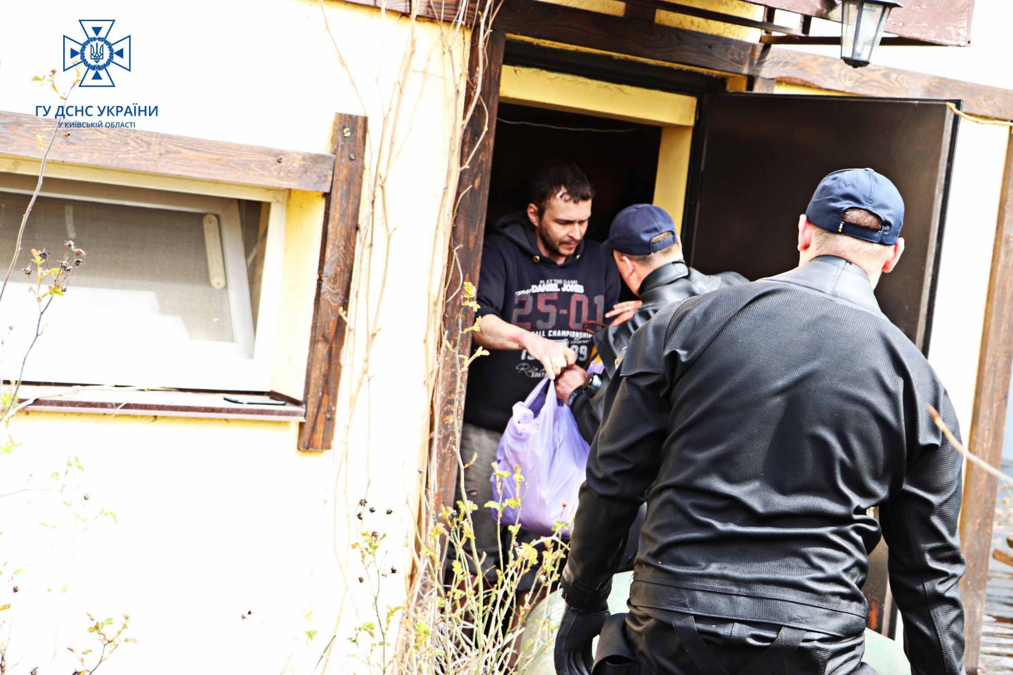 У ДСНС показали, як героїчно борються із наслідками "великої води" в Києві (фото та відео)