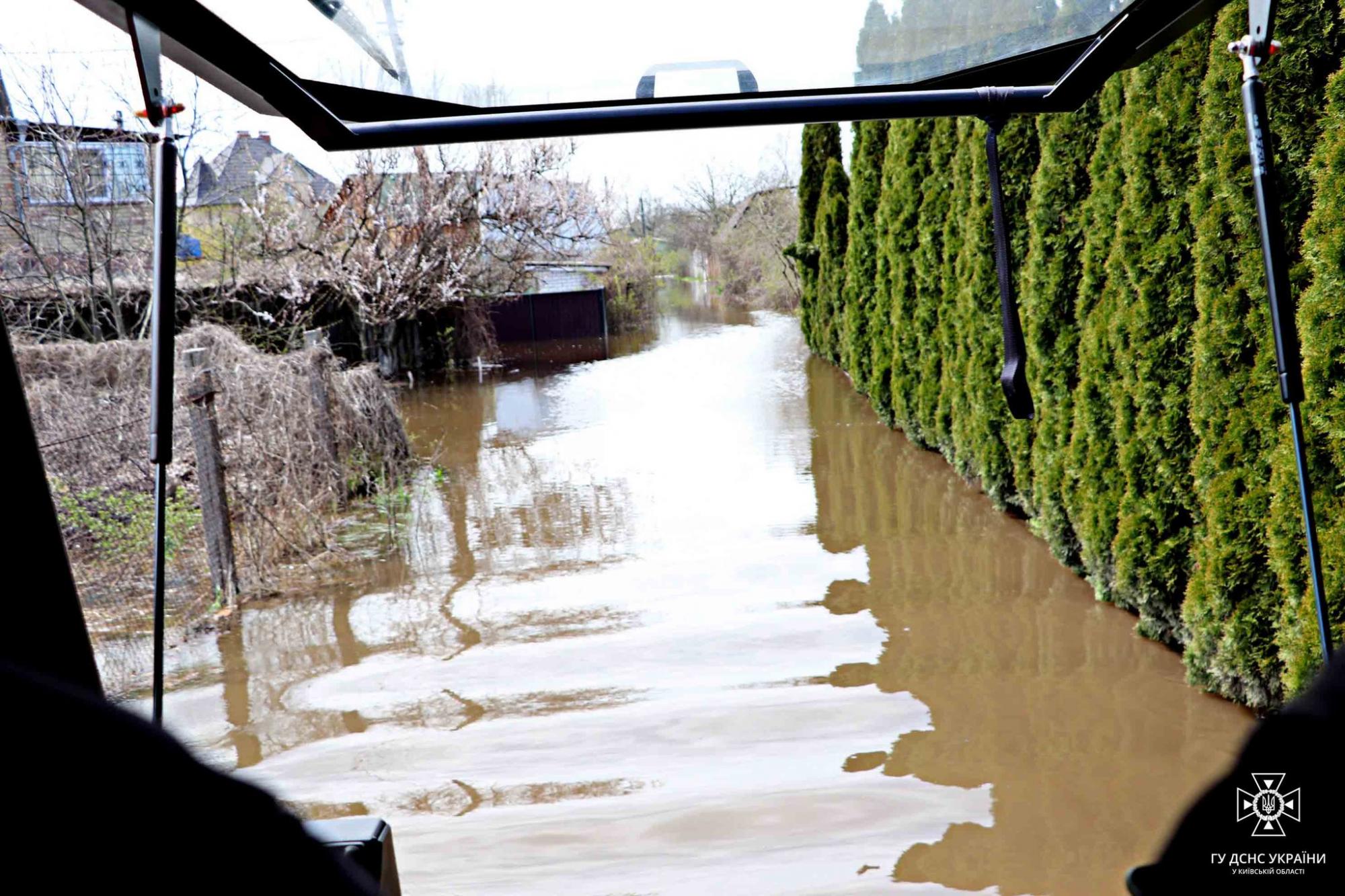 У ДСНС показали, як героїчно борються із наслідками "великої води" в Києві (фото та відео)