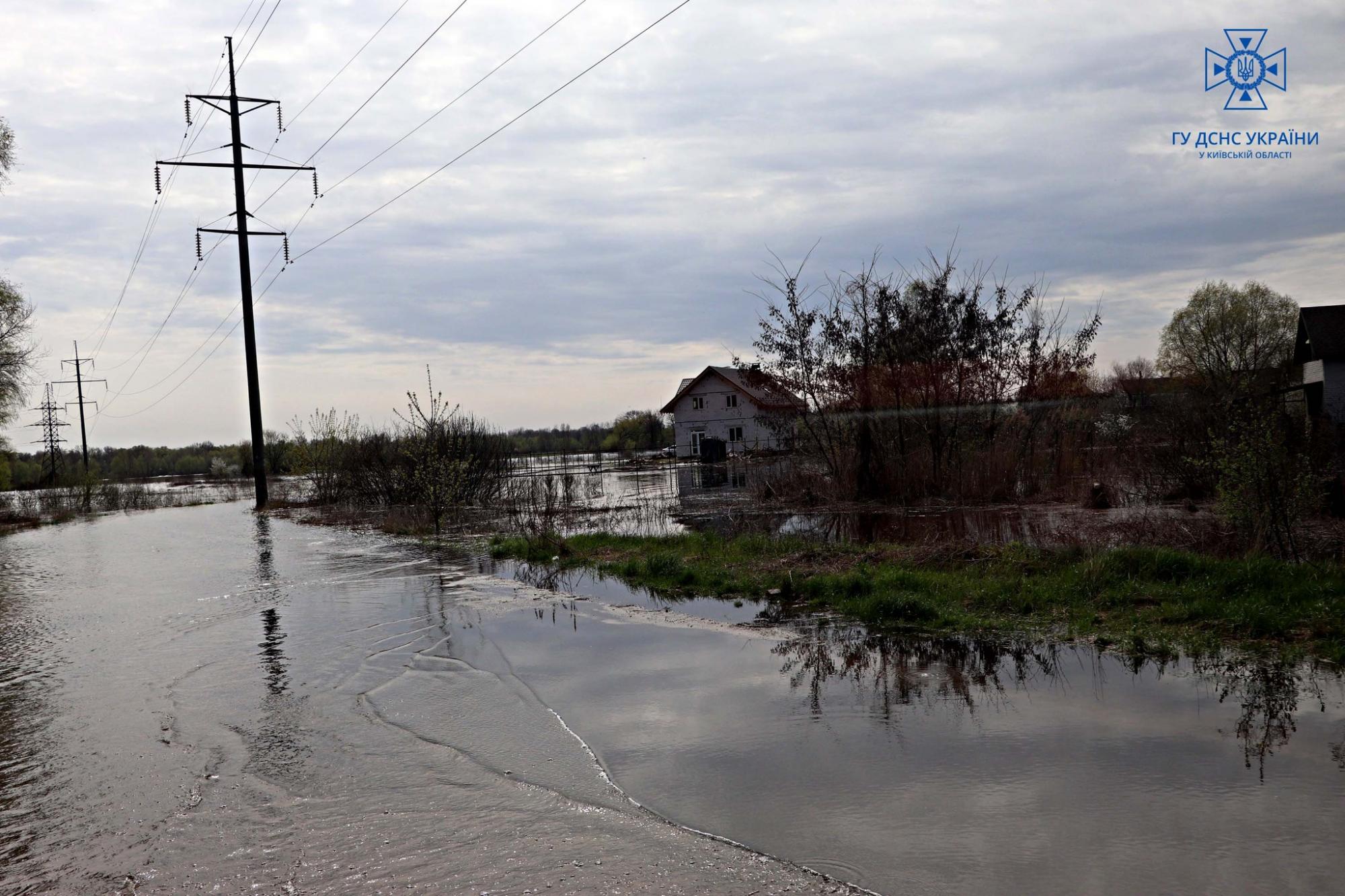 У ДСНС показали, як героїчно борються із наслідками "великої води" в Києві (фото та відео)
