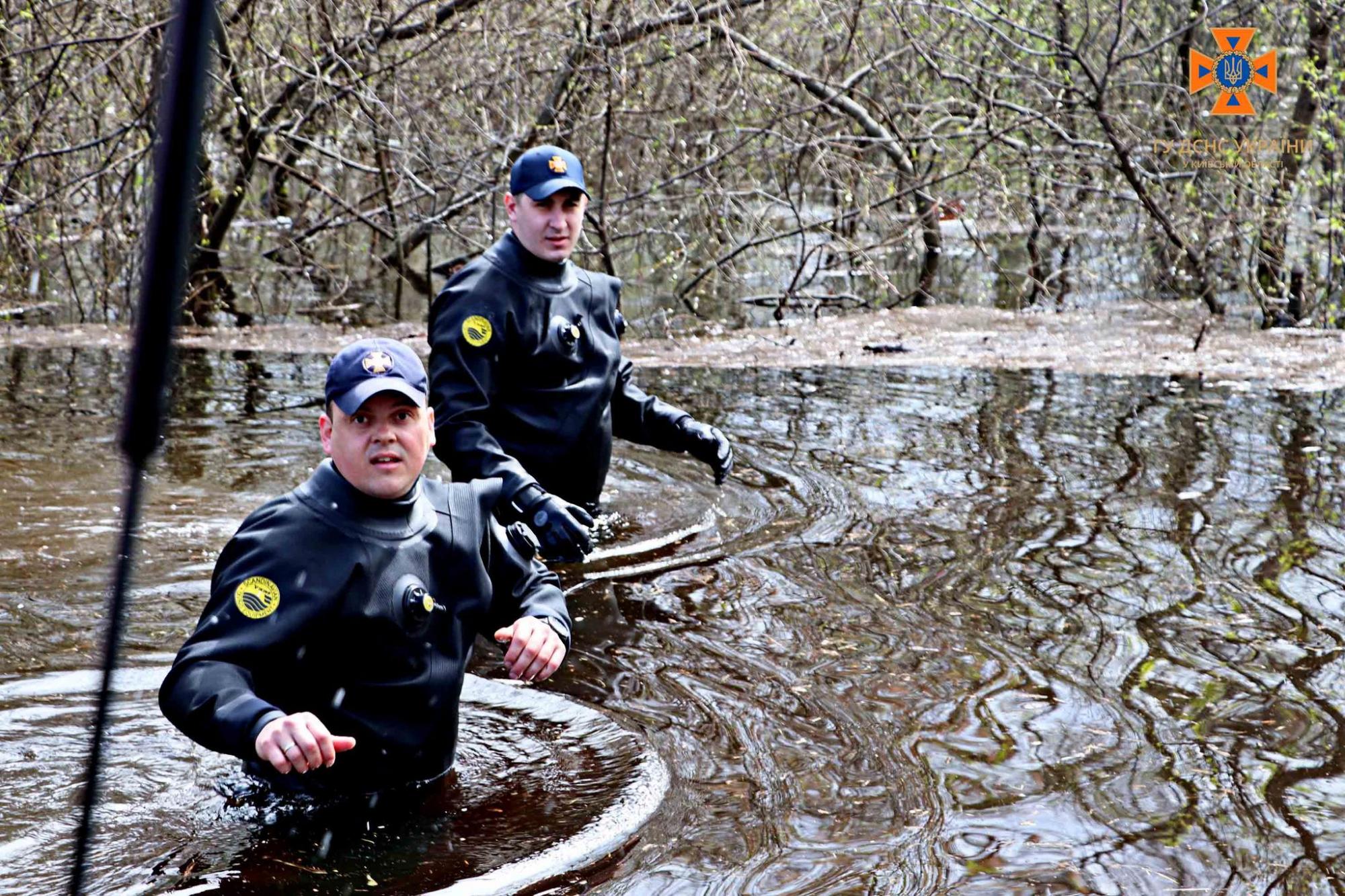 У ДСНС показали, як героїчно борються із наслідками "великої води" в Києві (фото та відео)