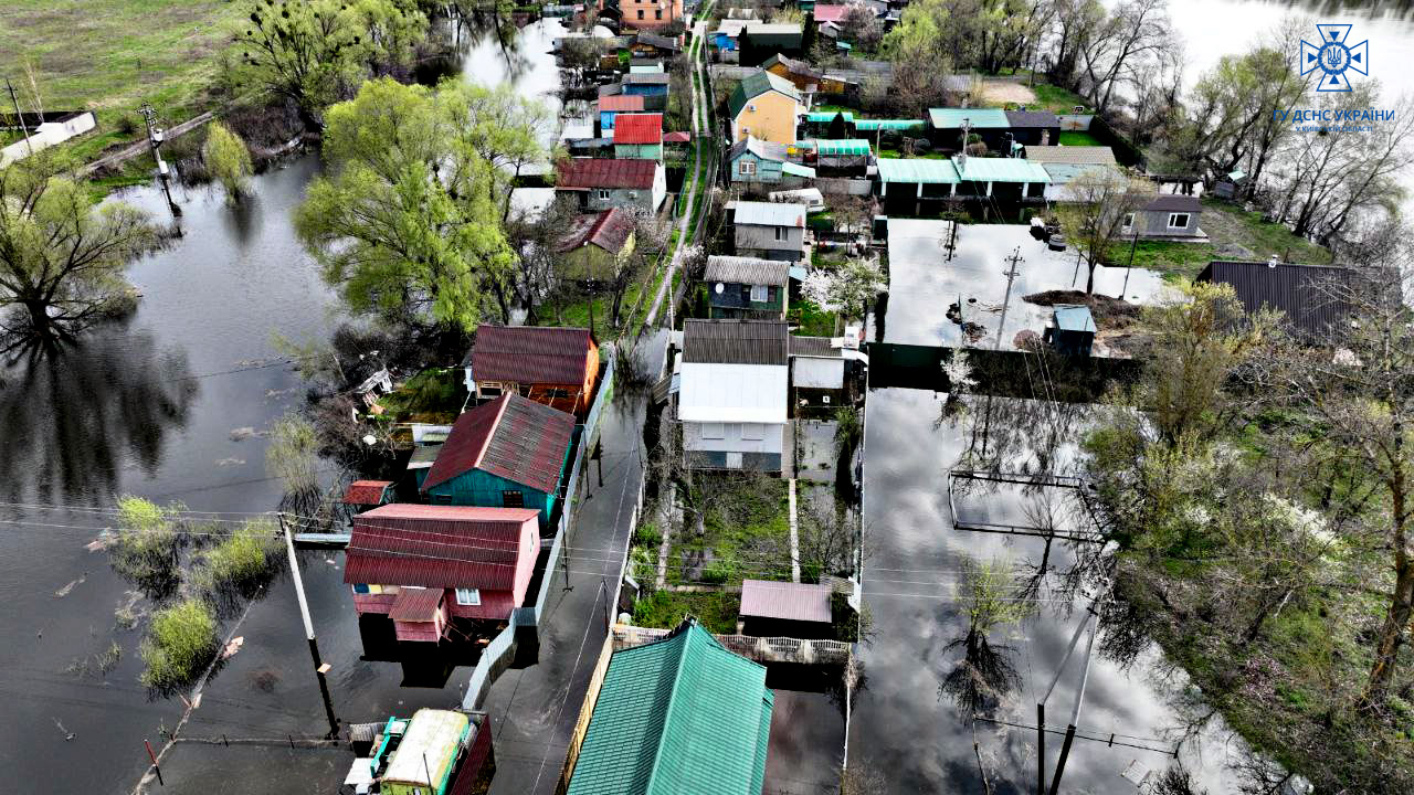 У ДСНС показали, як героїчно борються із наслідками "великої води" в Києві (фото та відео)
