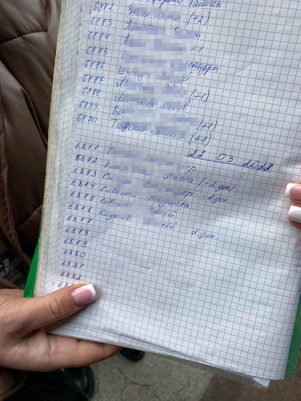 "В очереди - 6 тысяч людей". С чем сталкиваются украинцы в паспортном сервисе в Праге