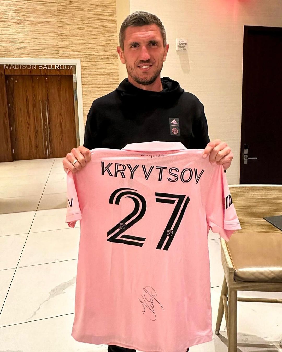 Футболіста збірної України в США насварили за допомогу біженцям: що відомо