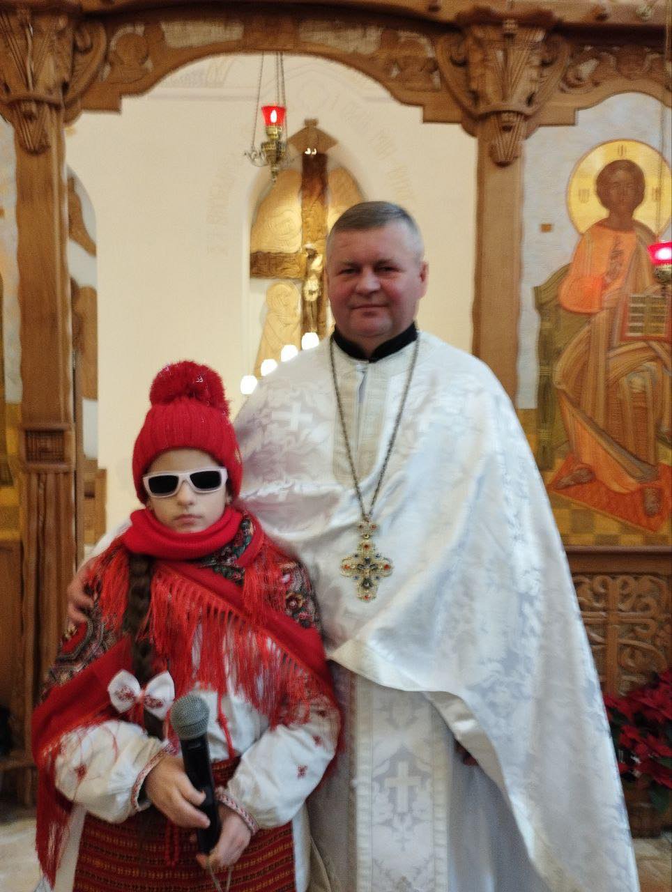 Юна незряча співачка назбирала для воїнів ЗСУ на дрон, авто і рації (фото)