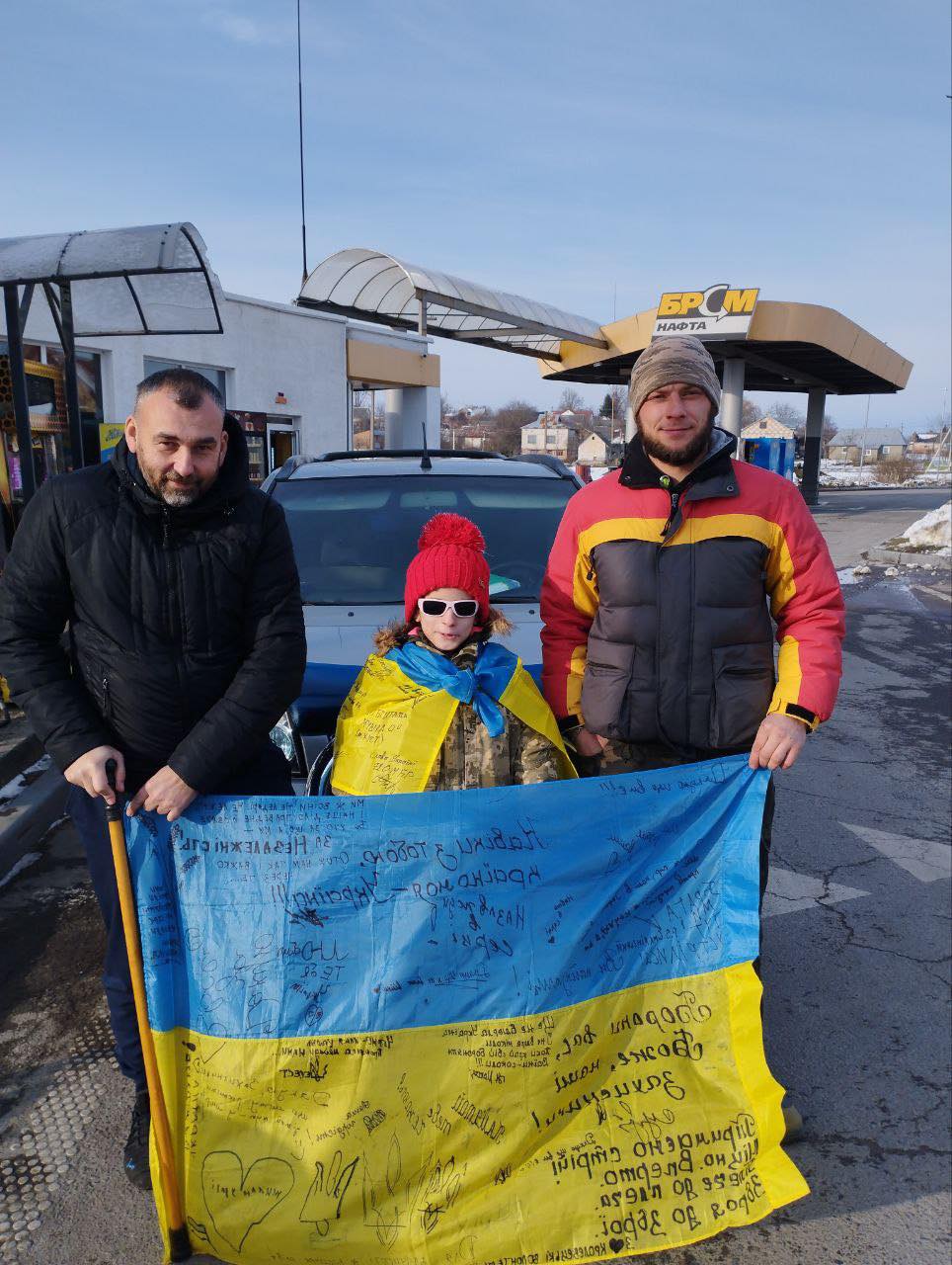 Юна незряча співачка назбирала для воїнів ЗСУ на дрон, авто і рації (фото)