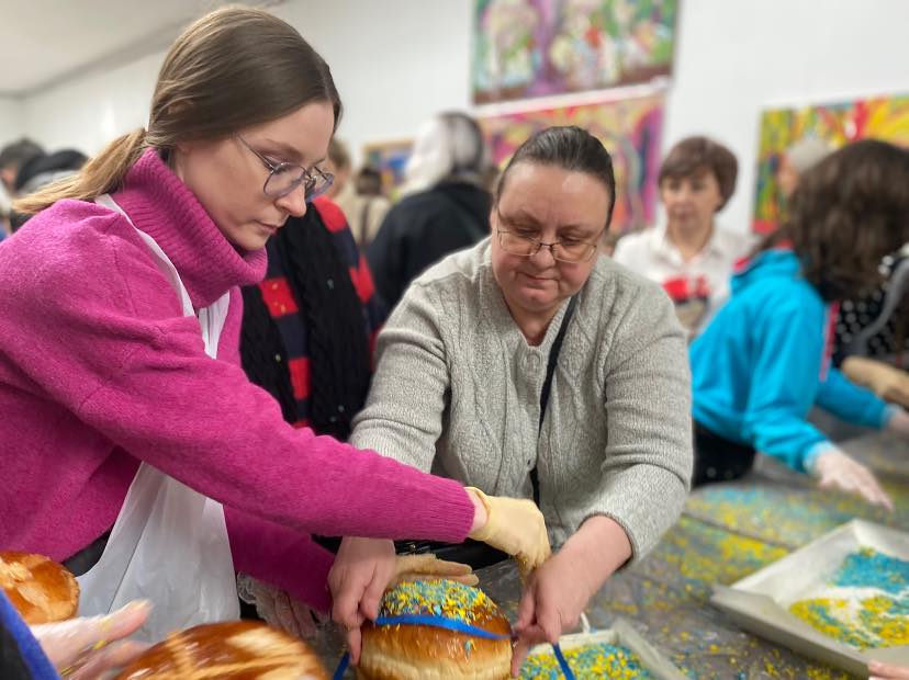 У Львові створили найбільший тризуб із пасок: дивіться, як встановили новий рекорд України