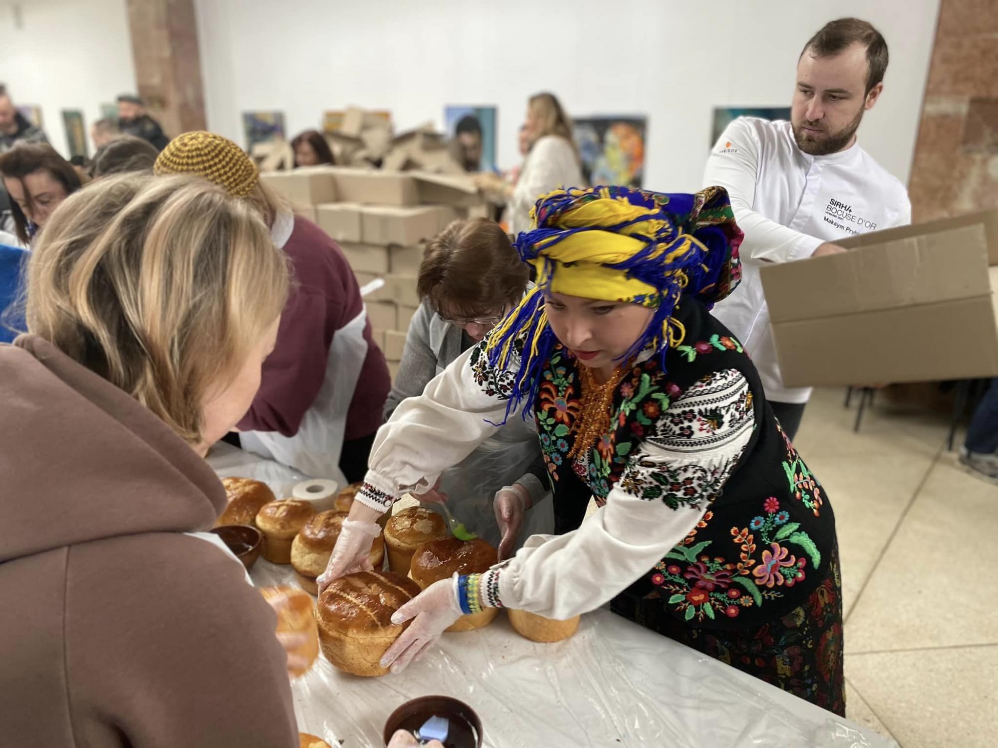 У Львові створили найбільший тризуб із пасок: дивіться, як встановили новий рекорд України