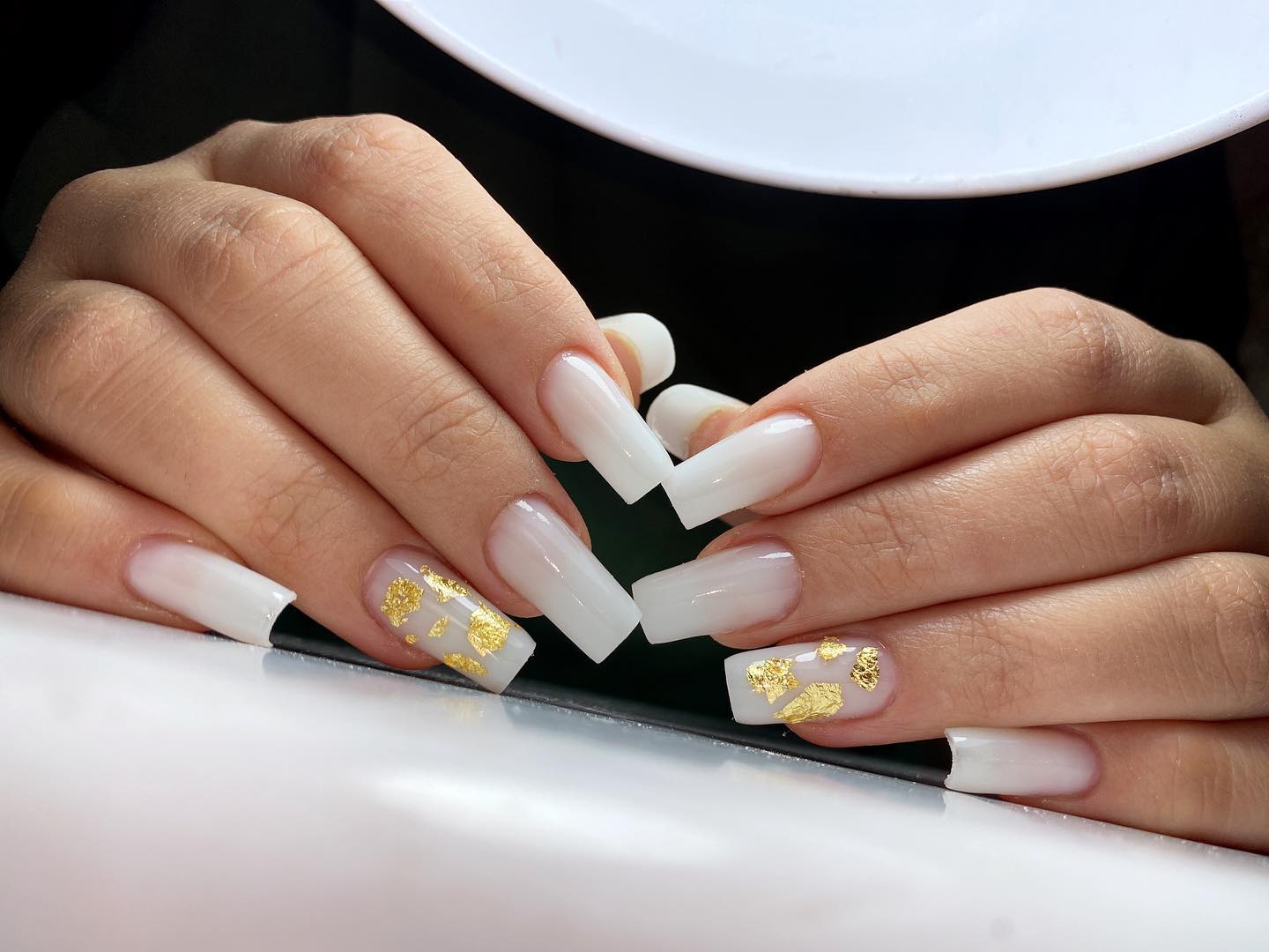 Білий манікюр не виходить із моди: ідеї стильних дизайнів на осінь 2024