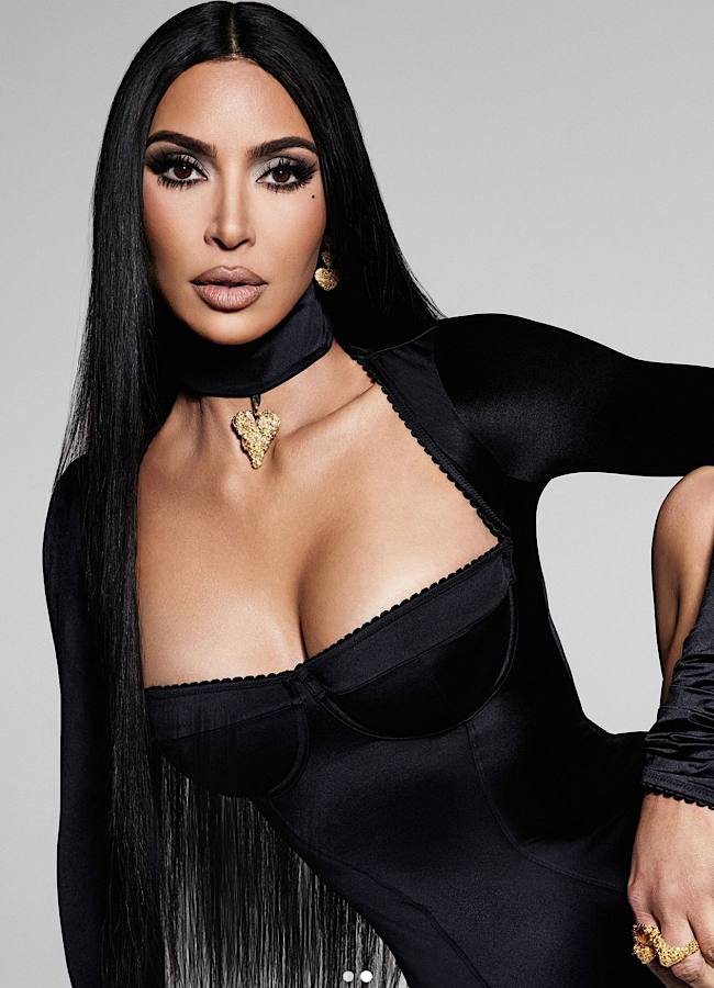 Кім Кардашьян в атласному чорному боді показала крихітну талію