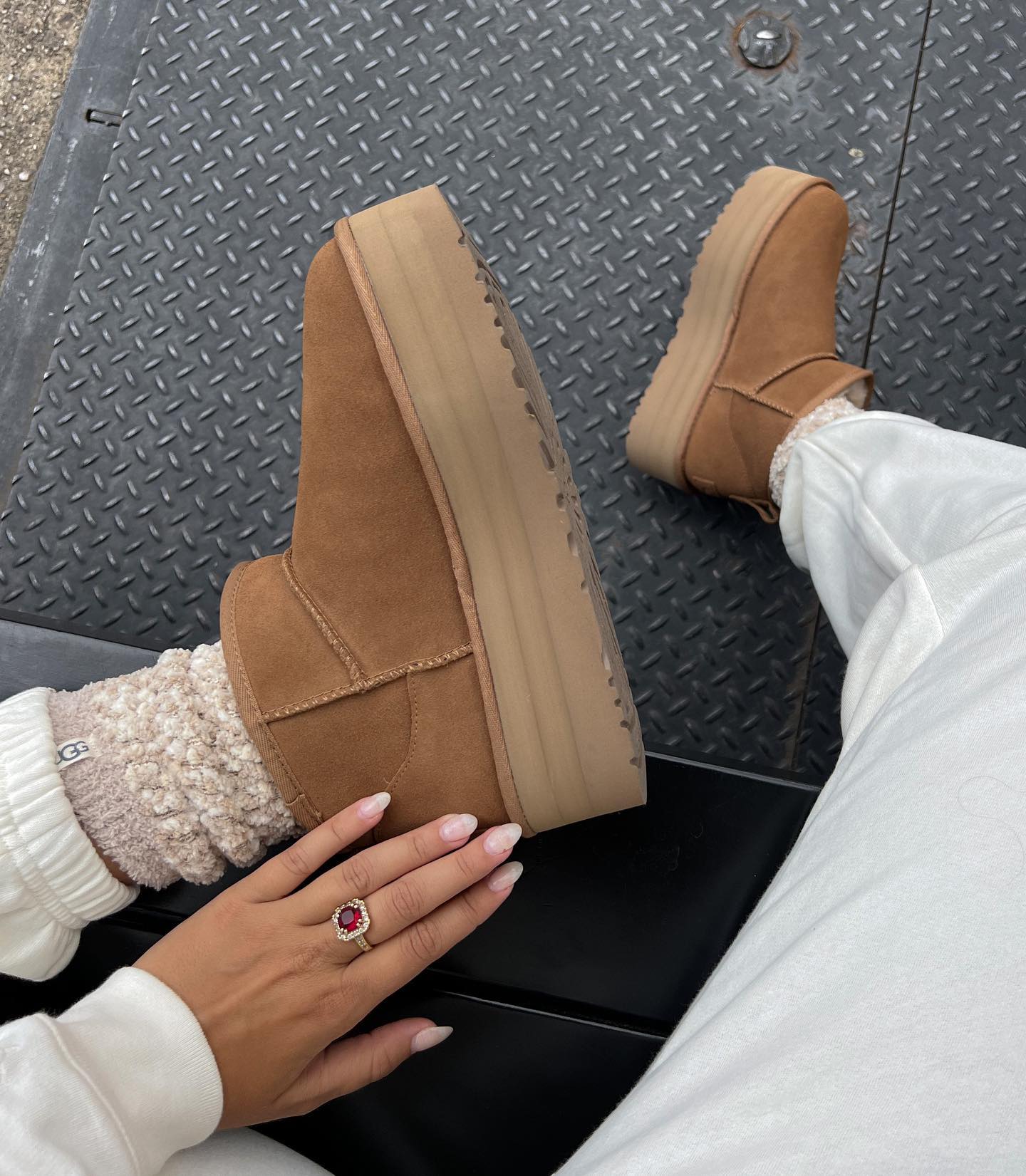 С чем носить угги зимой, чтобы удивить всех: тайны стильного образа