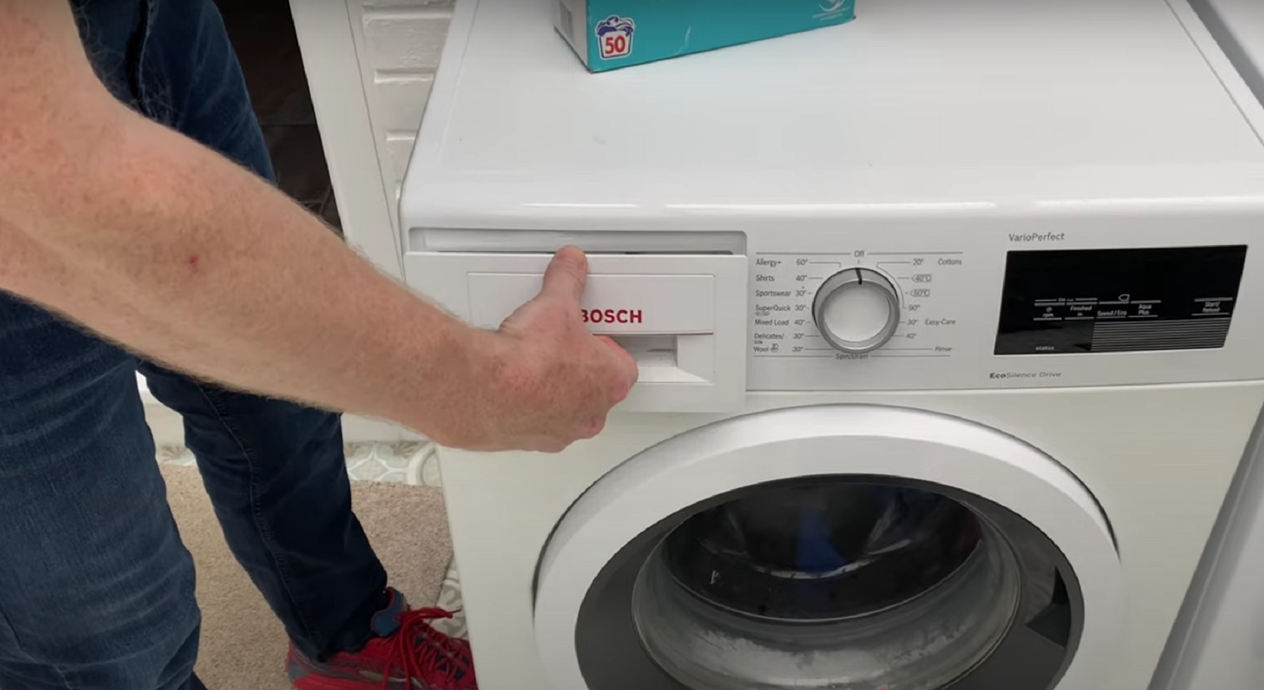 Щоб чорне залишалося чорним: головні правила прання темних речей