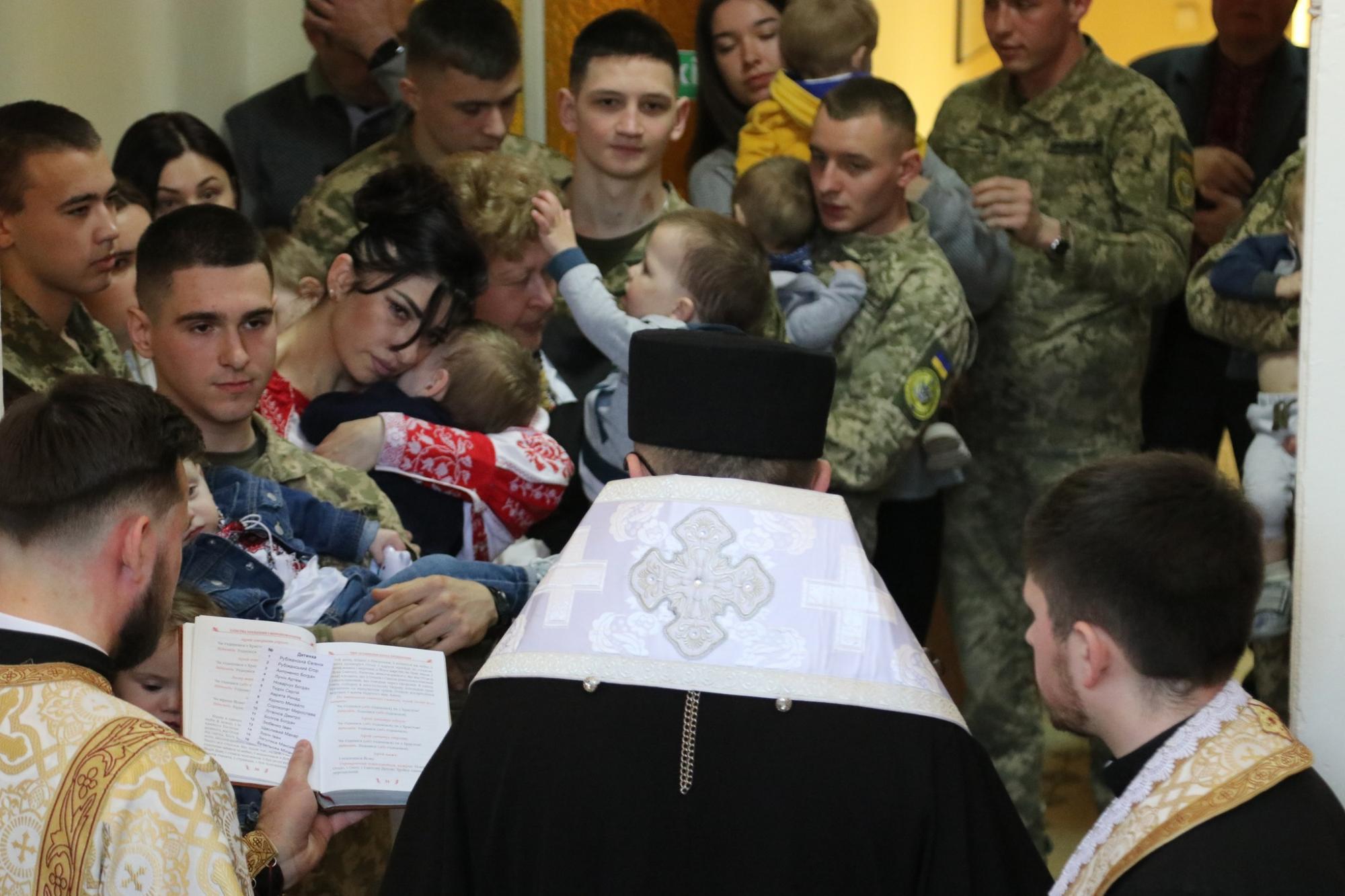 "Под защитой неба и земных ангелов": во Львове курсанты ВСУ стали крестными для сирот из Луганщины