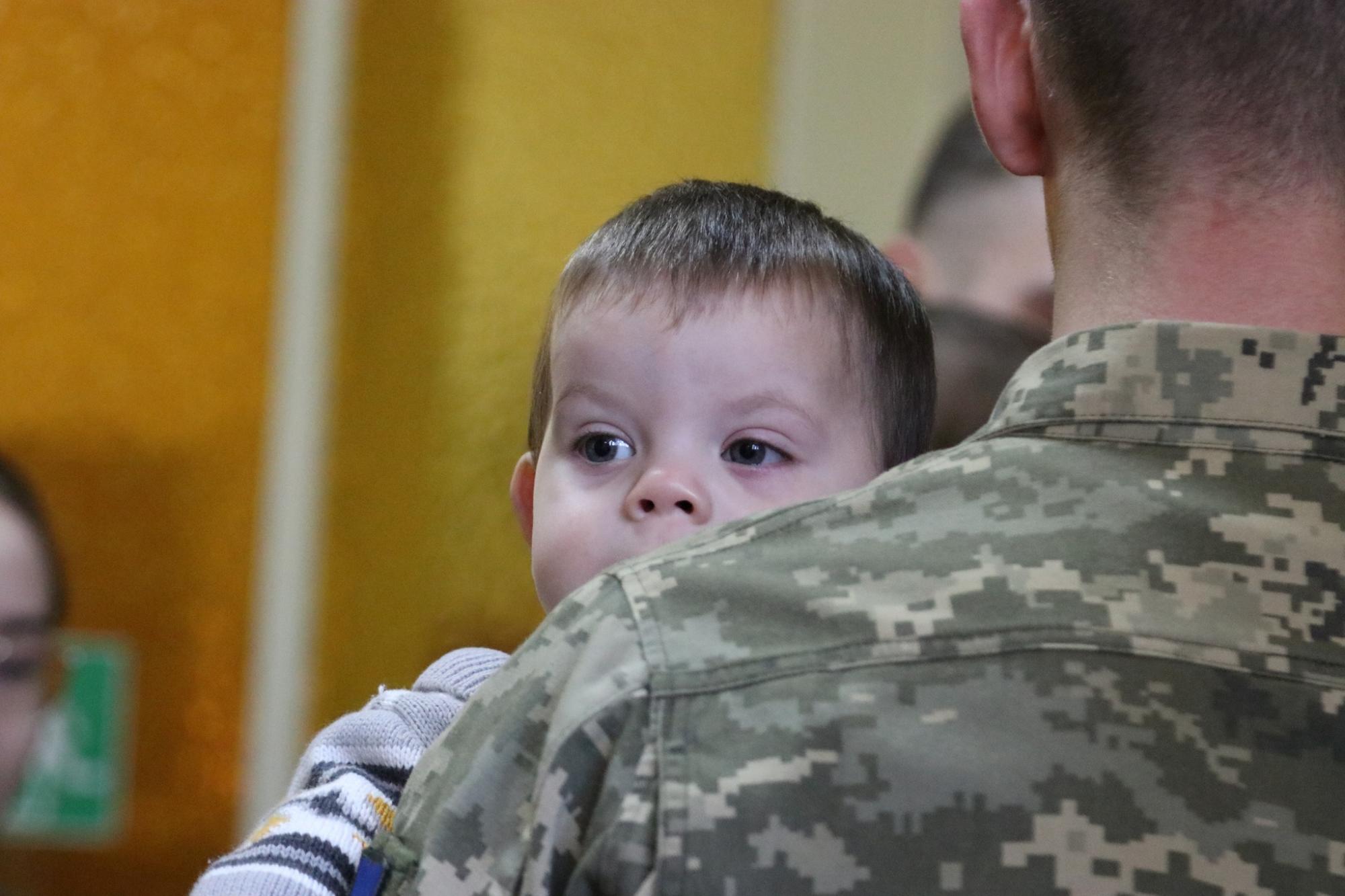 "Под защитой неба и земных ангелов": во Львове курсанты ВСУ стали крестными для сирот из Луганщины