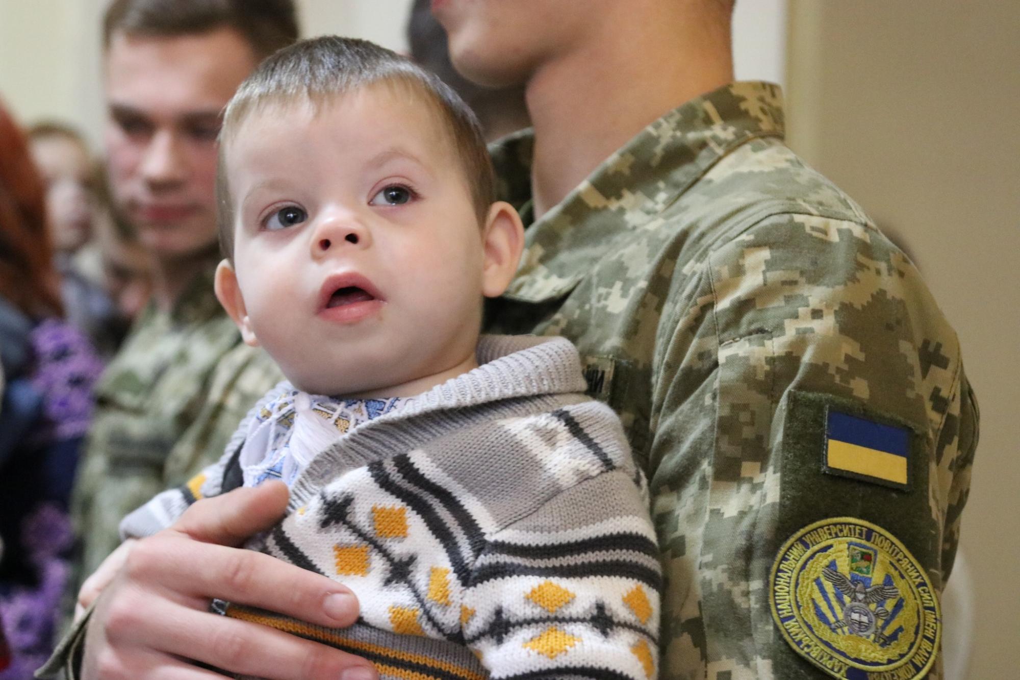 "Под защитой неба и земных ангелов": во Львове курсанты ВСУ стали крестными для сирот из Луганщины