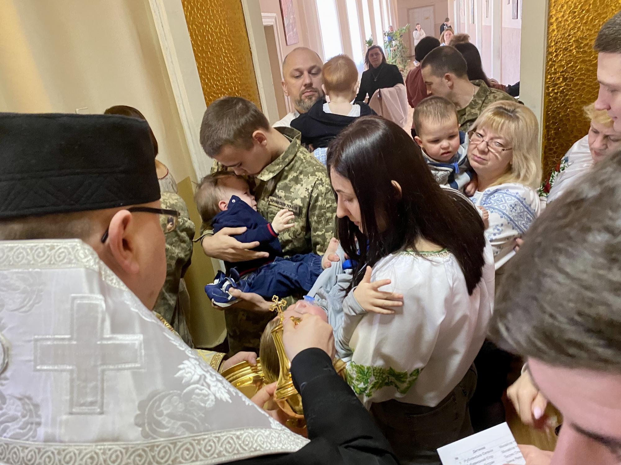 "Под защитой неба и земных ангелов": во Львове курсанты ВСУ стали крестными для сирот из Луганщины