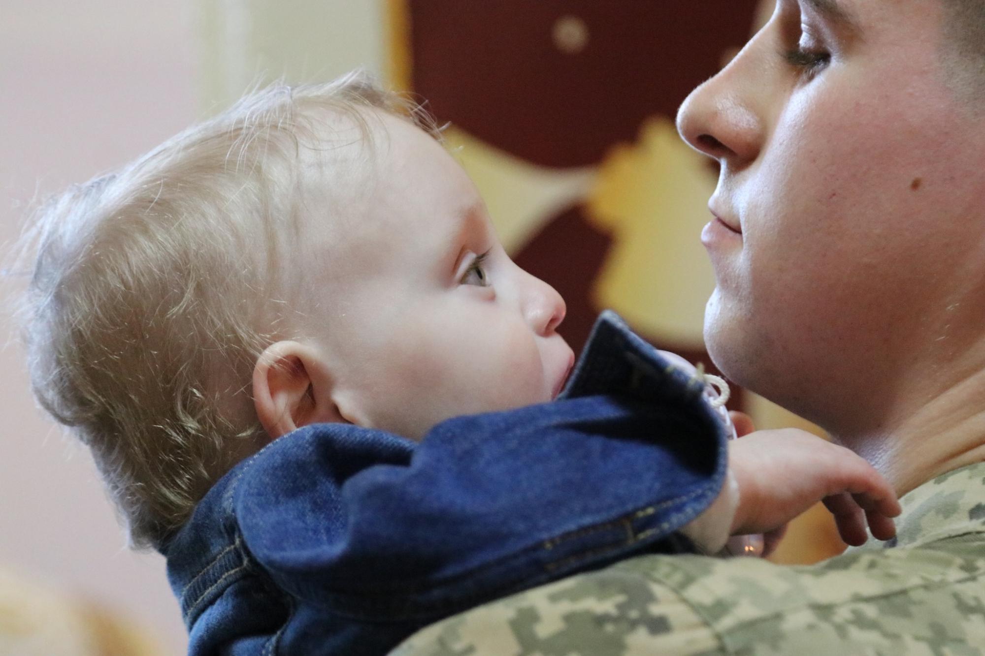 "Под защитой неба и земных ангелов": во Львове курсанты ВСУ стали крестными для сирот из Луганщины