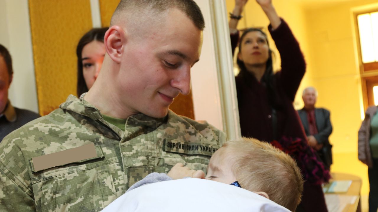"Под защитой неба и земных ангелов": во Львове курсанты ВСУ стали крестными для сирот из Луганщины