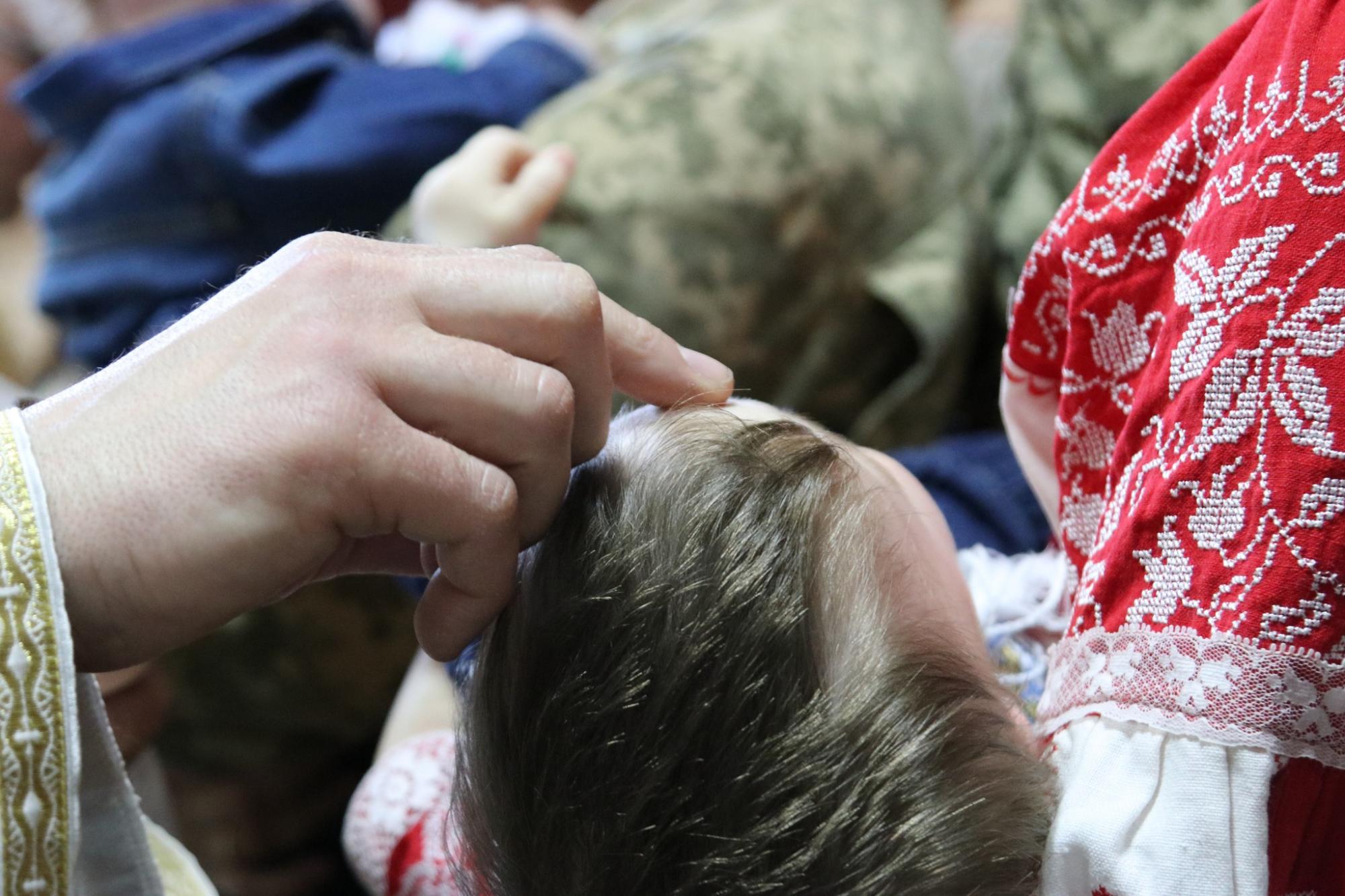 "Под защитой неба и земных ангелов": во Львове курсанты ВСУ стали крестными для сирот из Луганщины